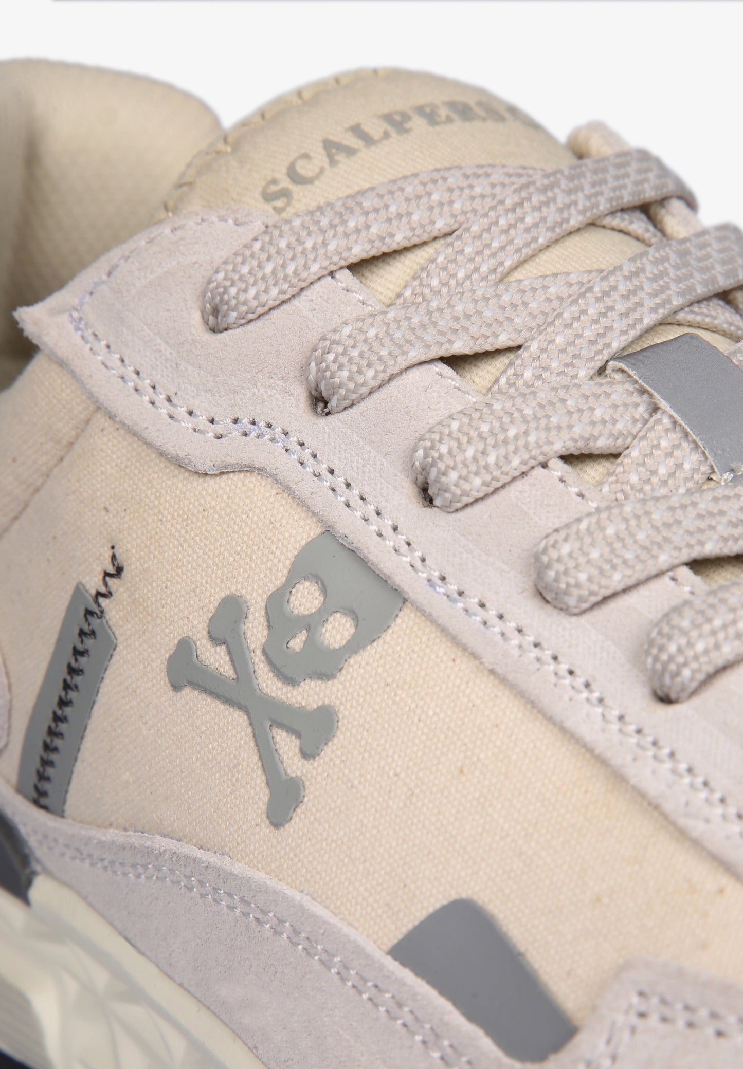 TENIS CALAVERA DETALLE COSTURA