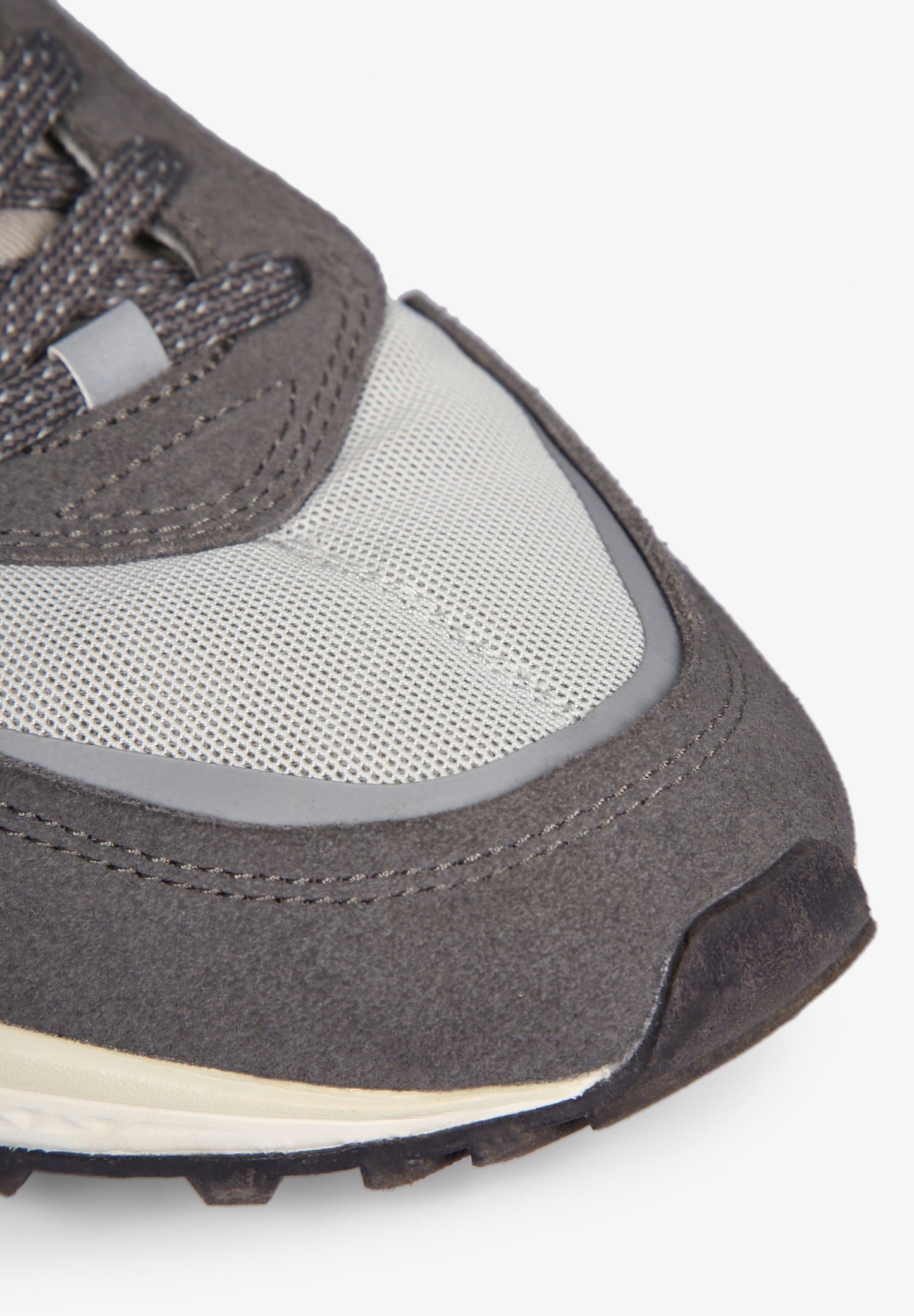 TENIS CALAVERA DETALLE COSTURA