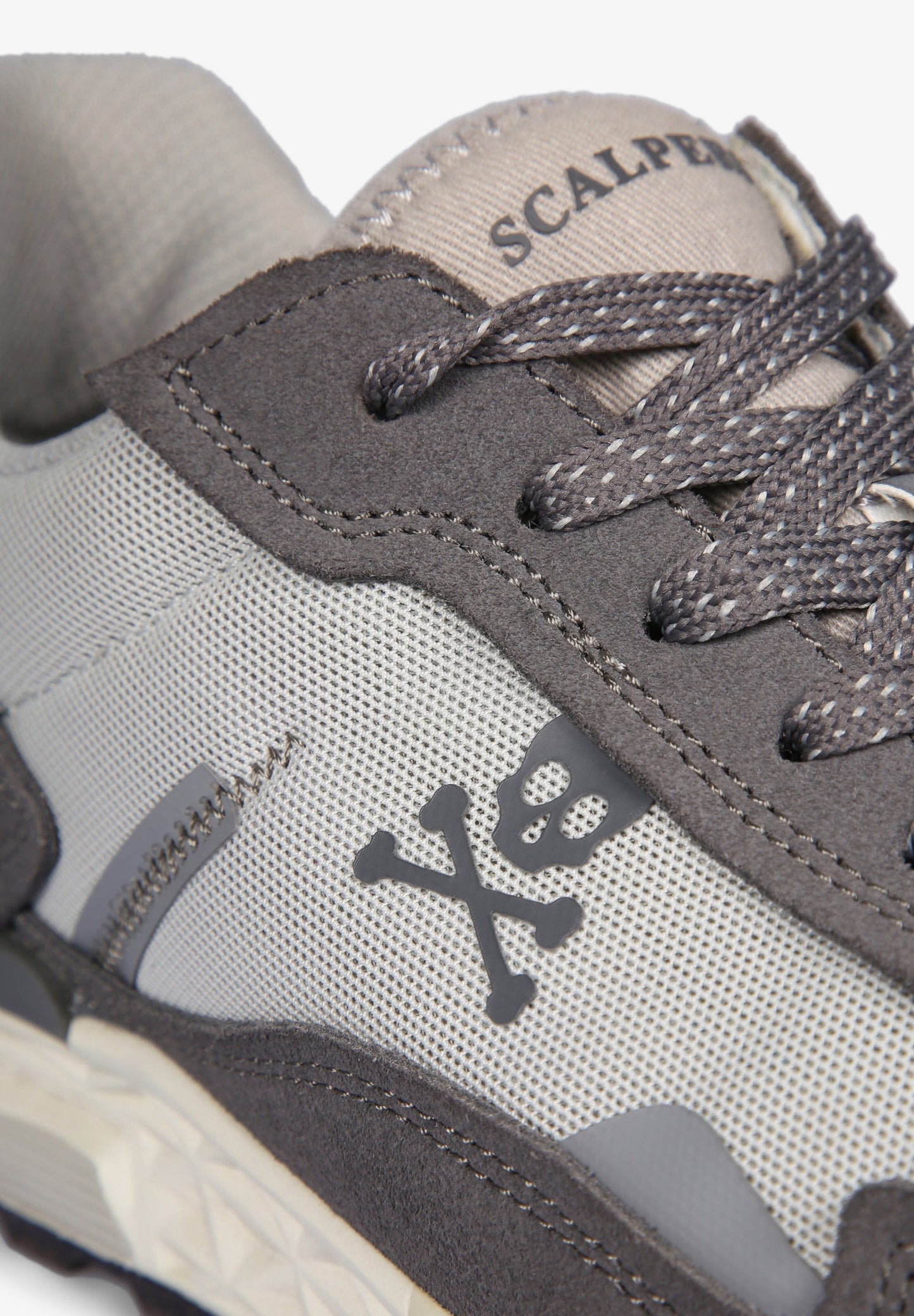 TENIS CALAVERA DETALLE COSTURA