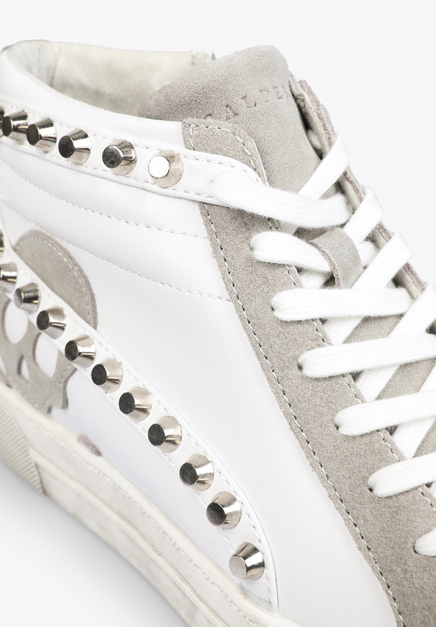 TENIS ALTAS TACHUELAS