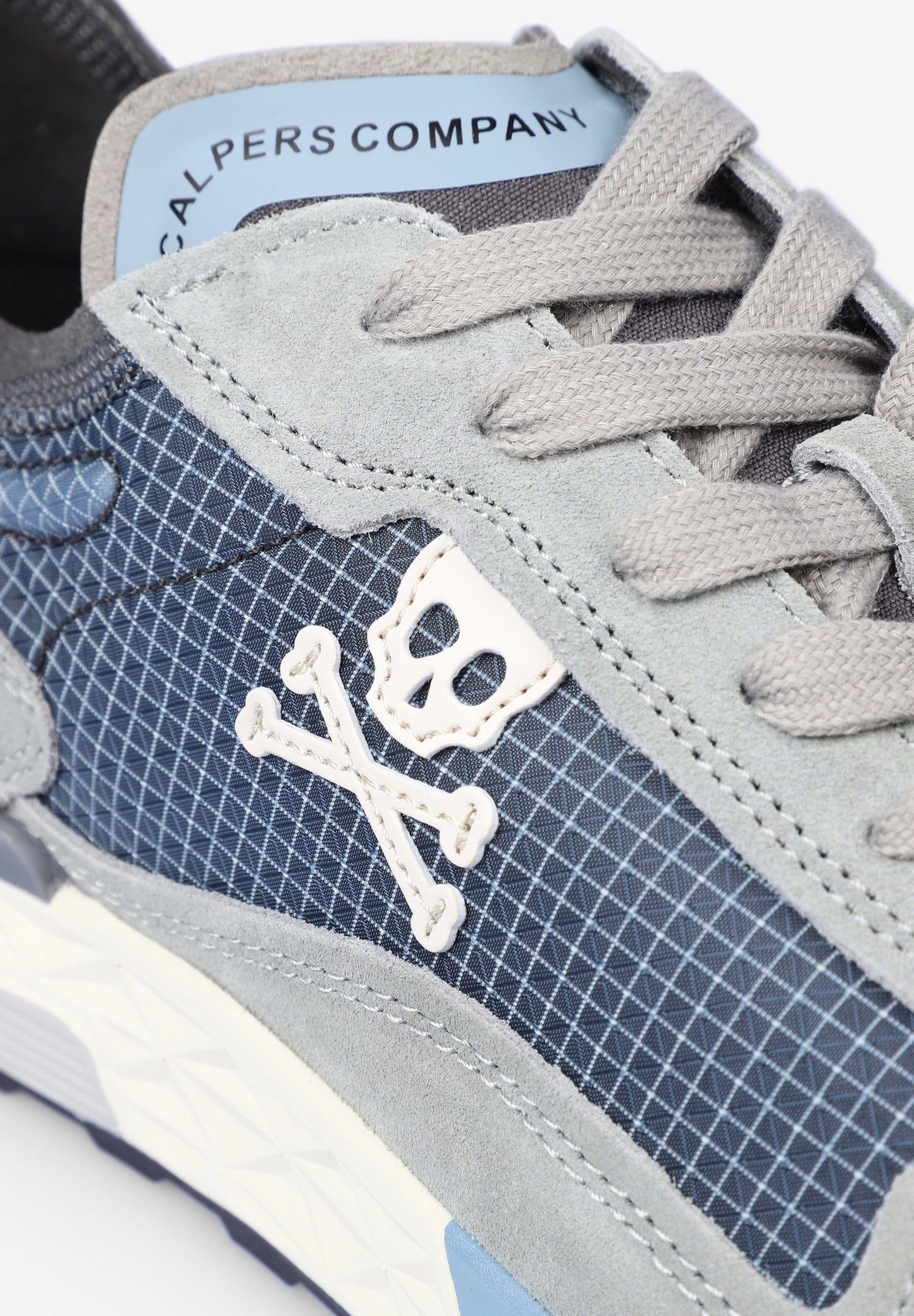 TENIS CALAVERA DETALLES FLÚOR