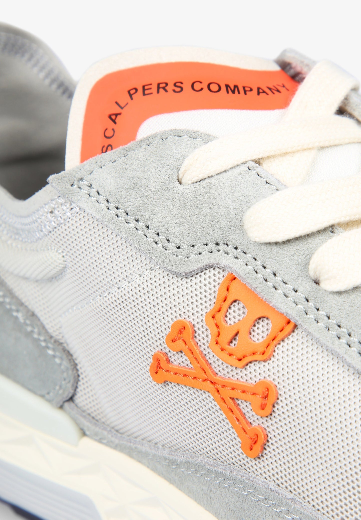 TENIS CALAVERA DETALLES FLÚOR