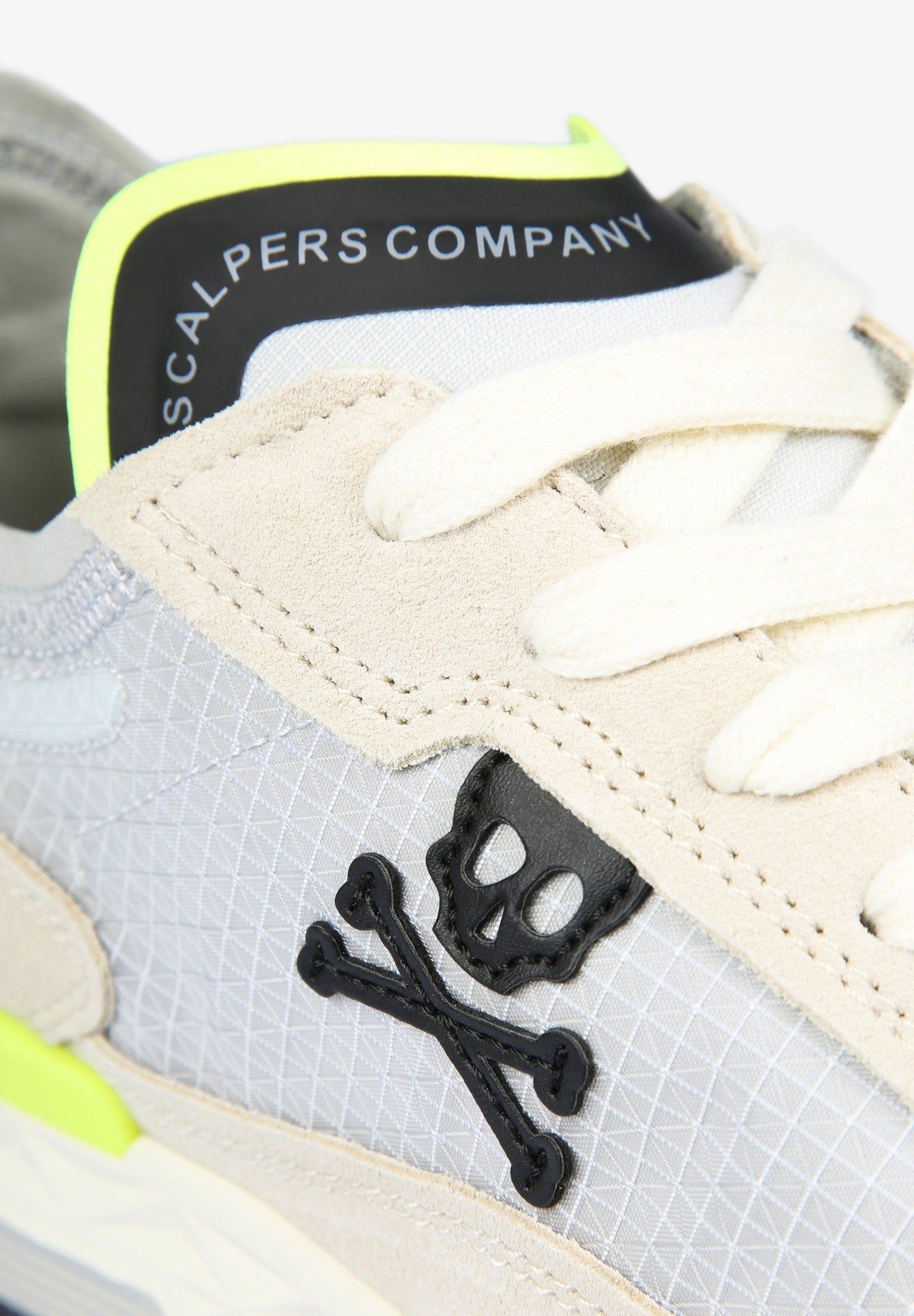 TENIS CALAVERA DETALLES FLÚOR
