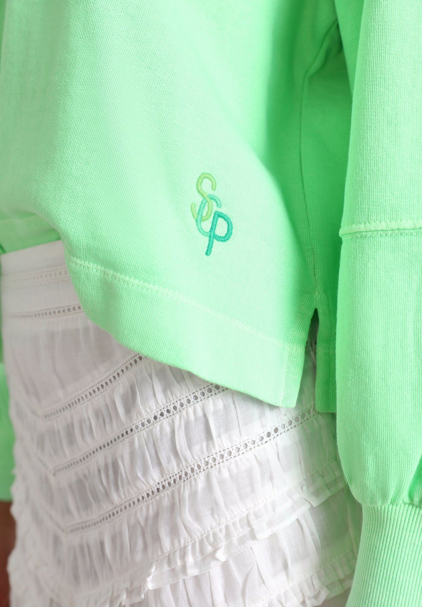 BUZO BORDADO MANGA RANGLAN