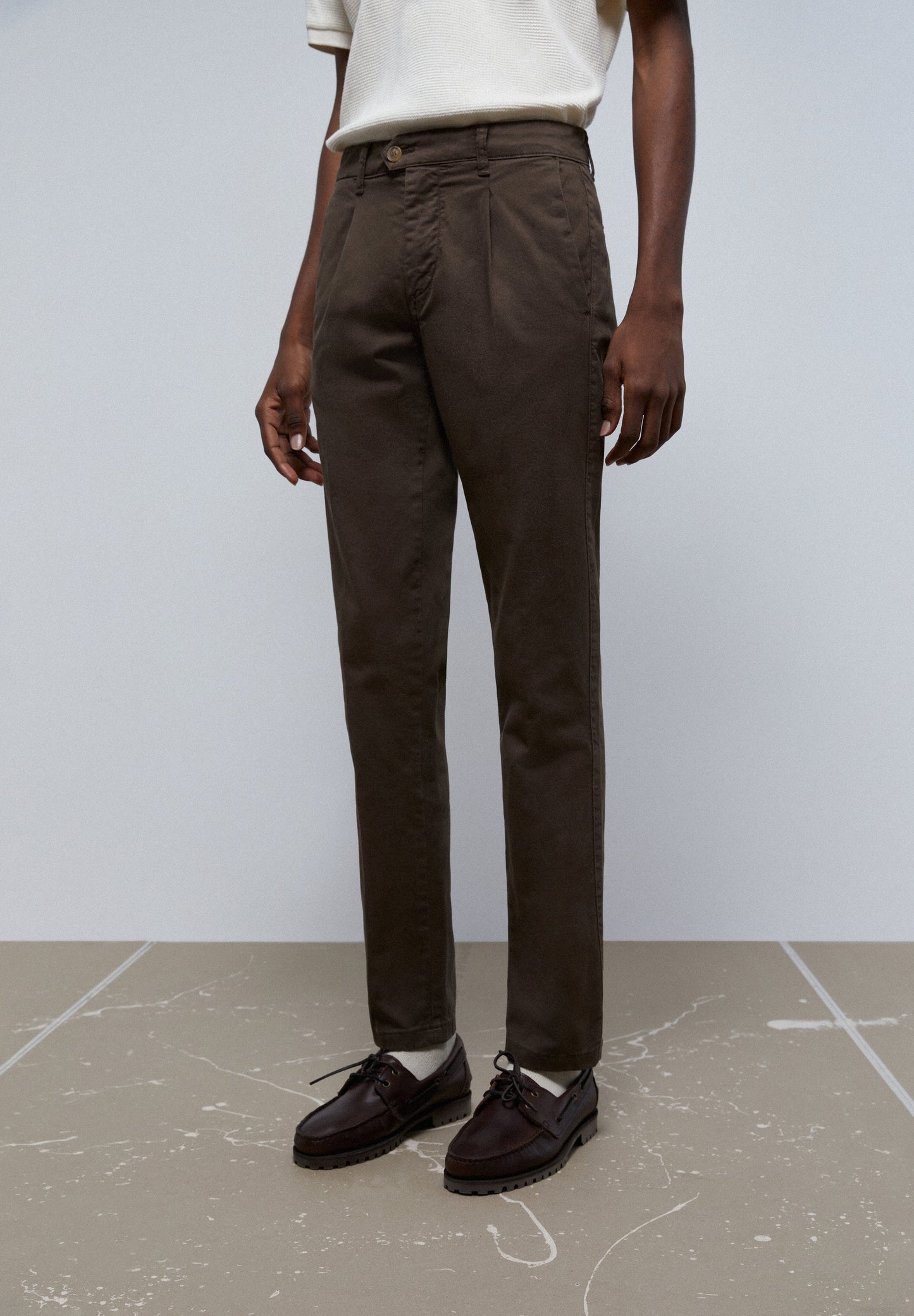 PANTALÓN CHINO PINZAS