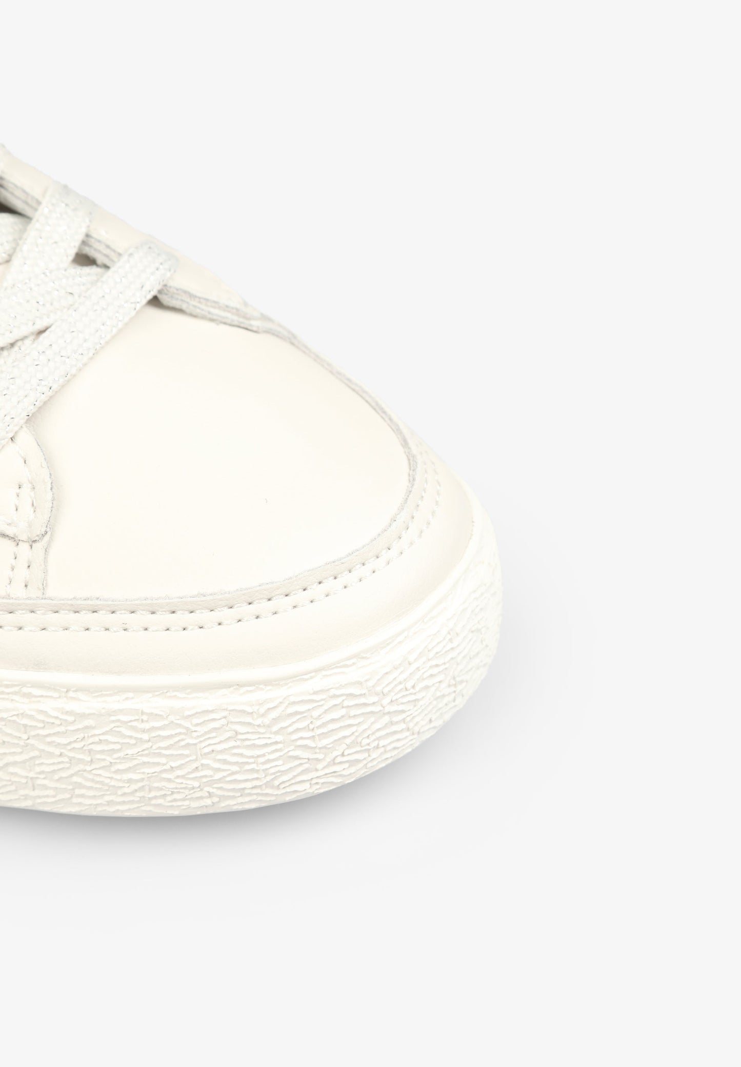TENIS BAJAS DETALLE METALIZADO