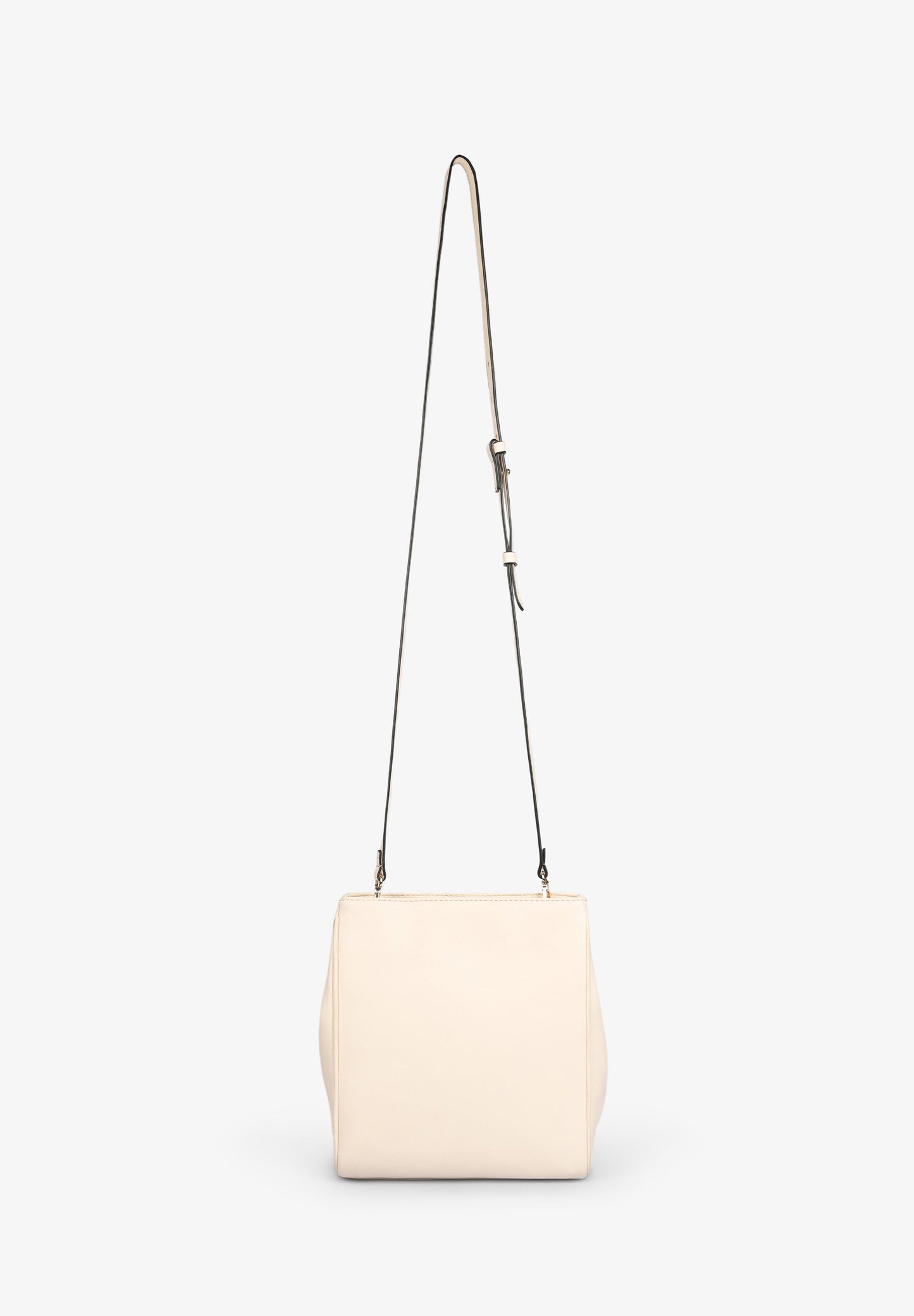 BOLSO PIEL DETALLE TACHUELAS