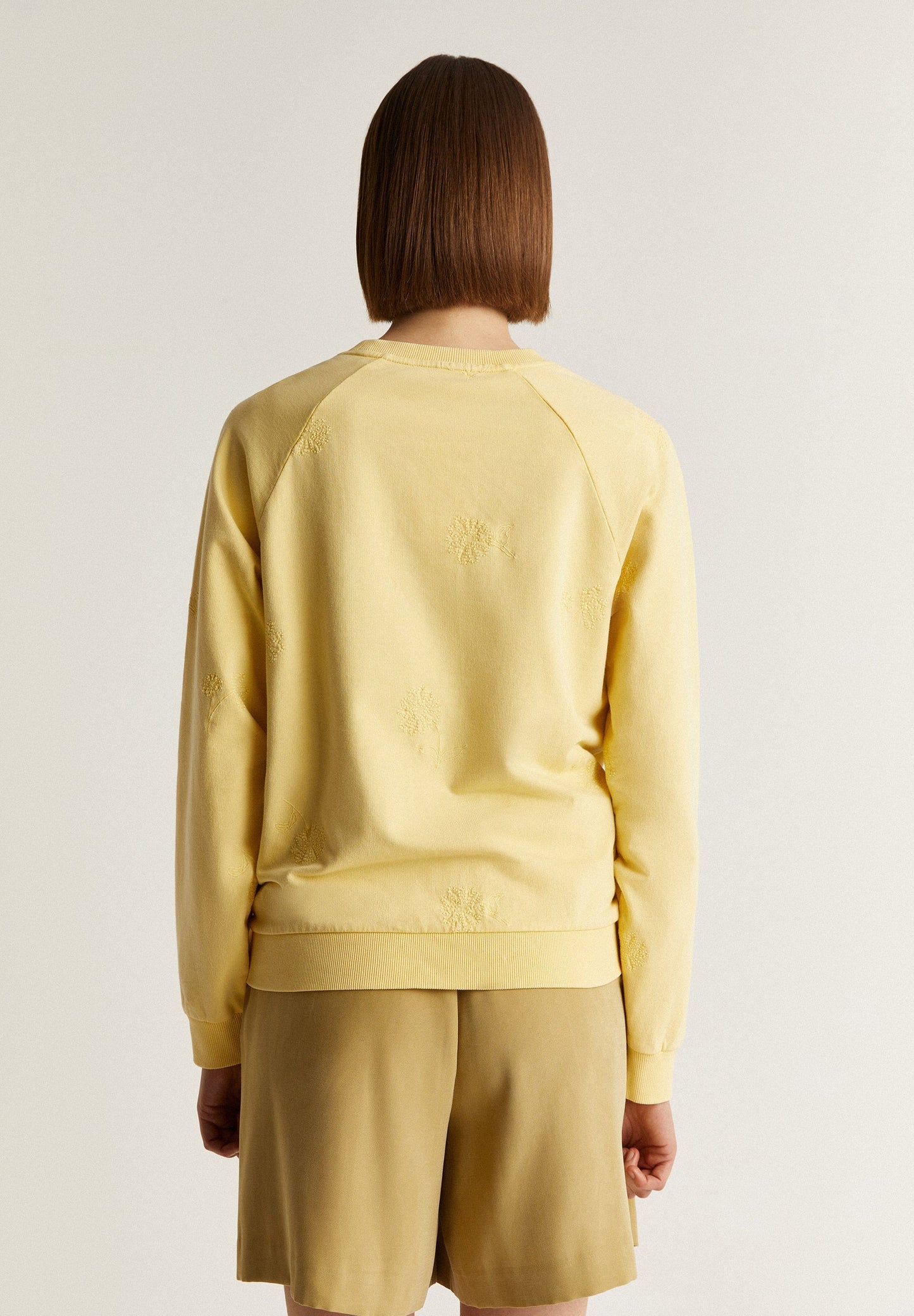 SUDADERA DETALLE PESPUNTES FLORES