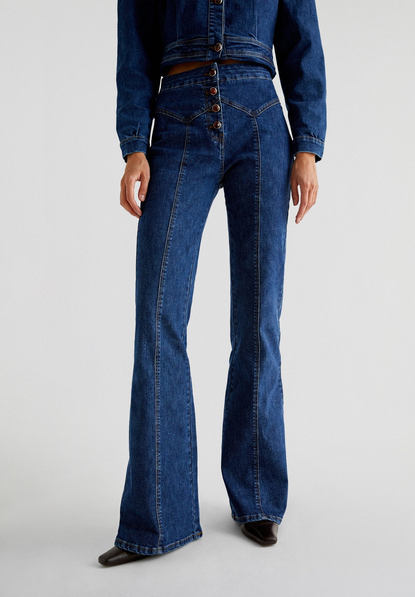 JEANS BOOTCUT BOTONES