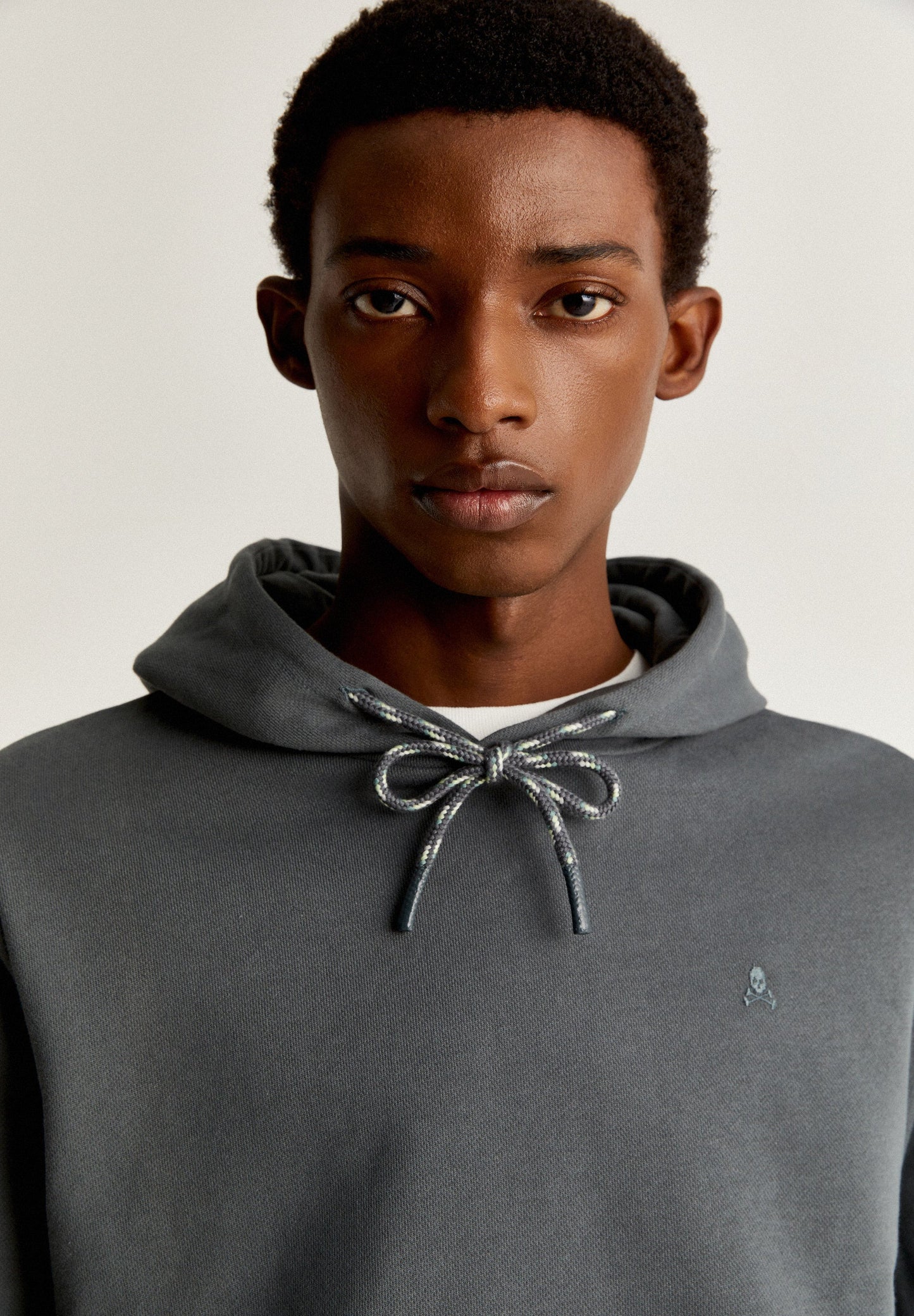 SUDADERA CAPUCHA DETALLE CORDÓN