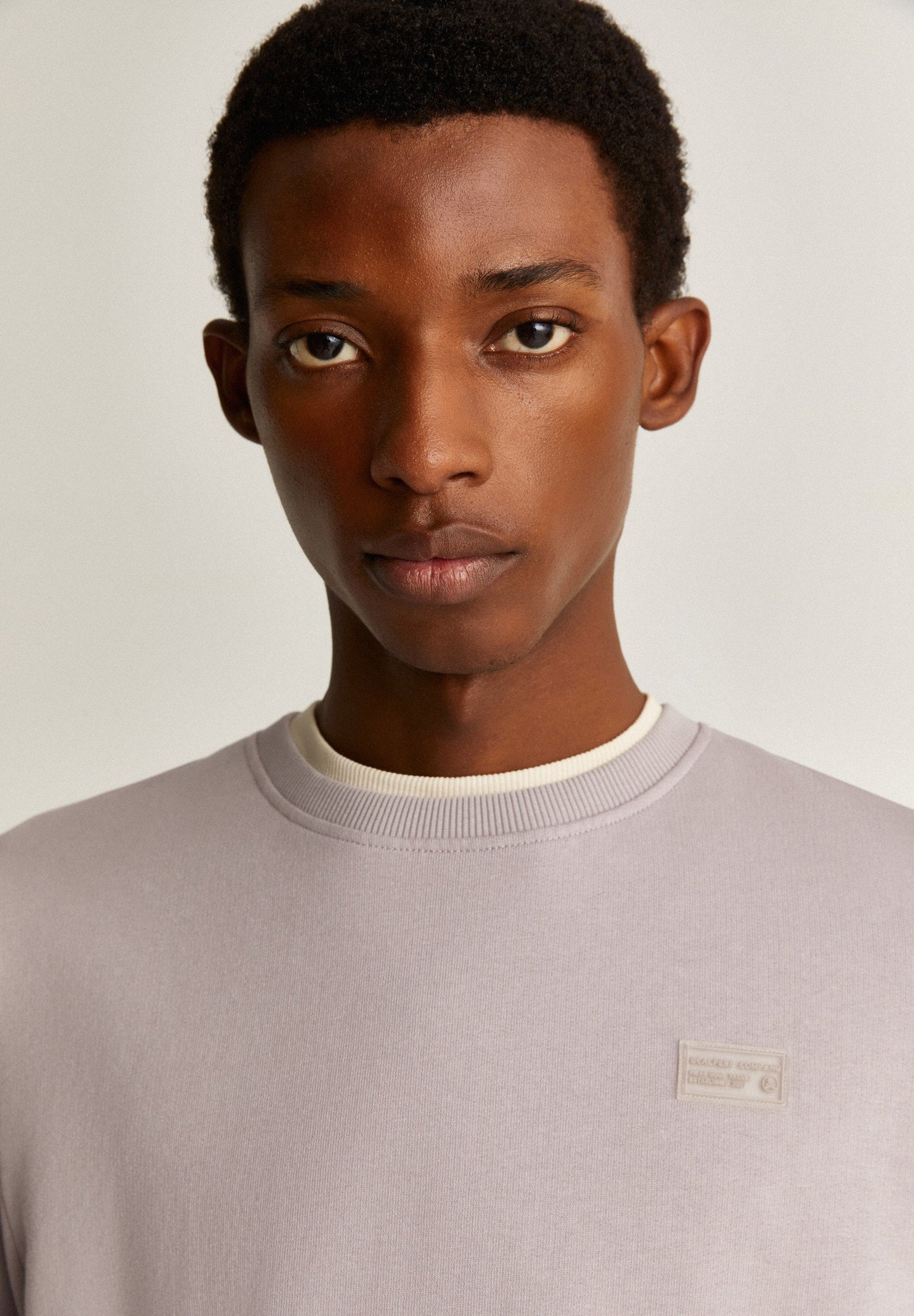 SUDADERA DETALLE PARCHE PECHO