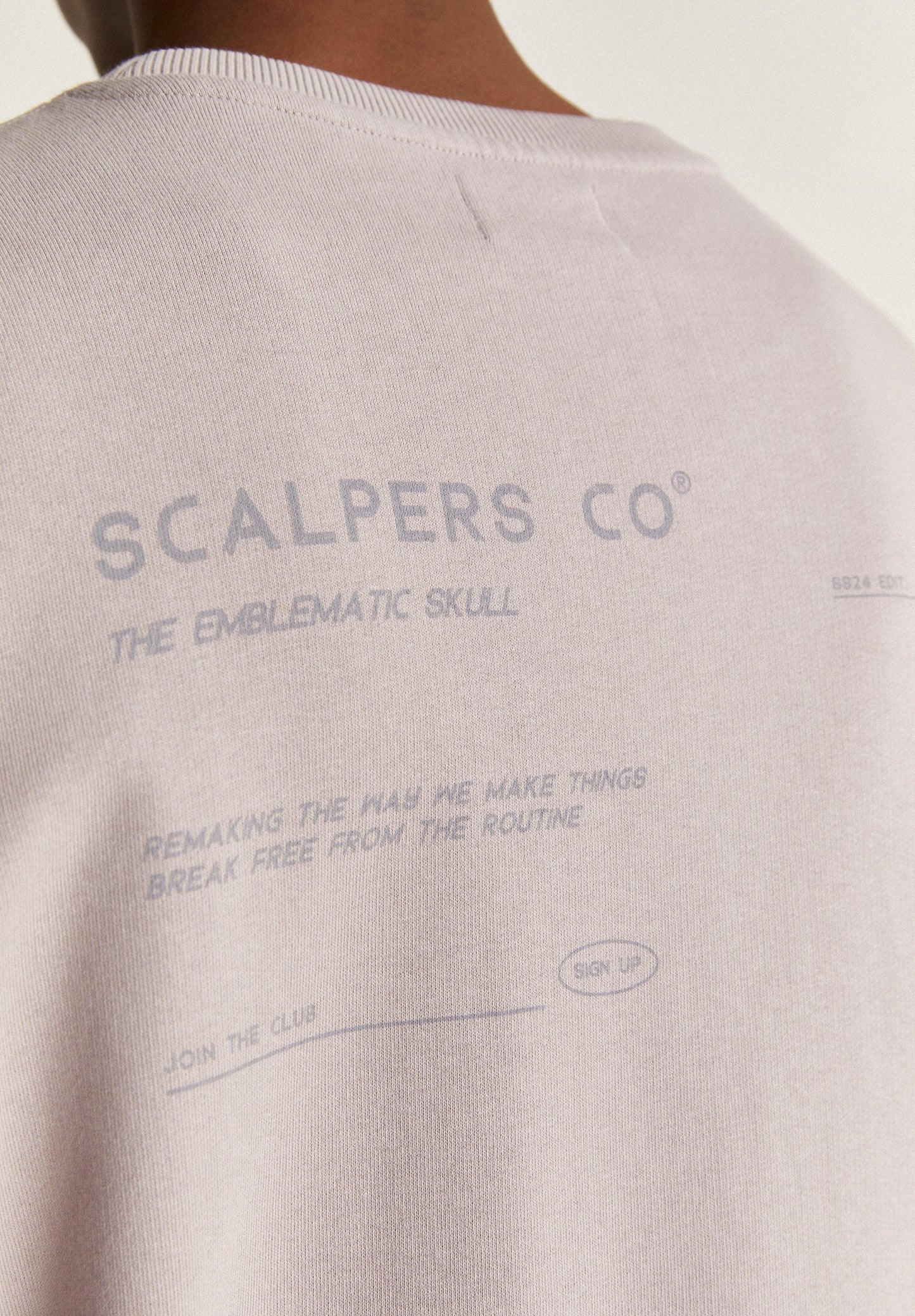 SUDADERA DETALLE PARCHE PECHO