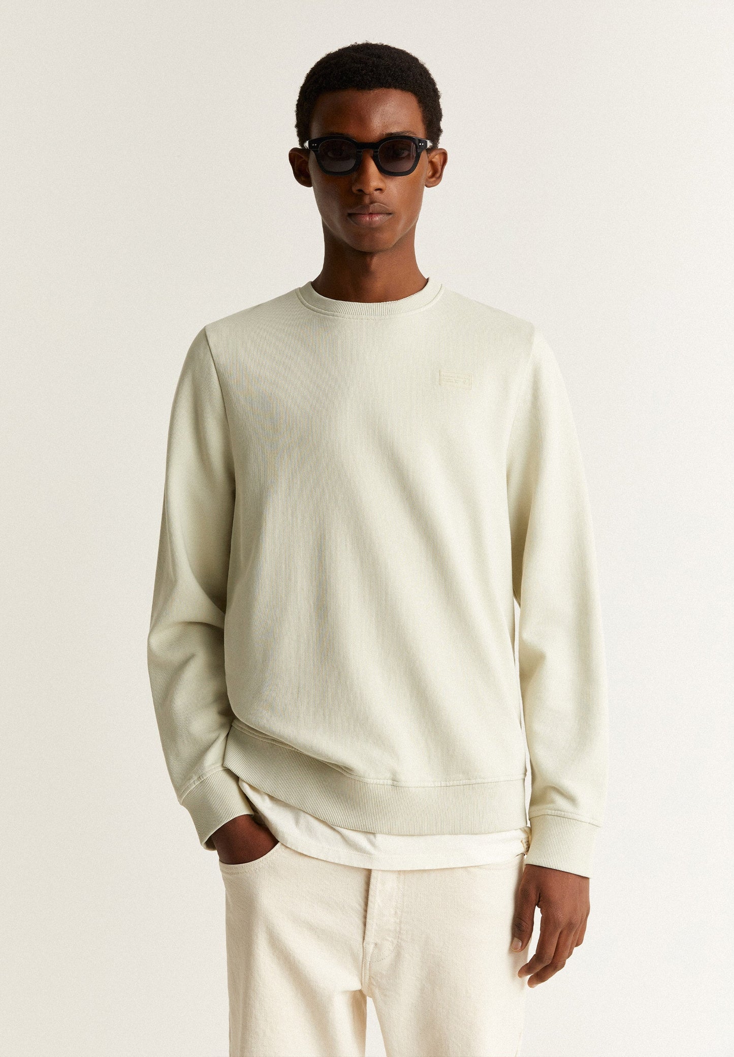SUDADERA DETALLE PARCHE PECHO