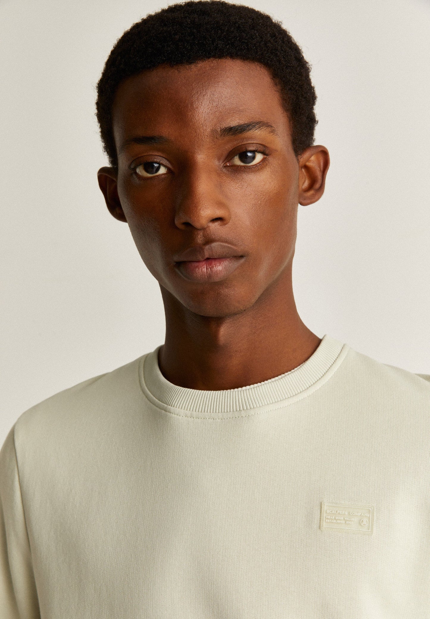 SUDADERA DETALLE PARCHE PECHO