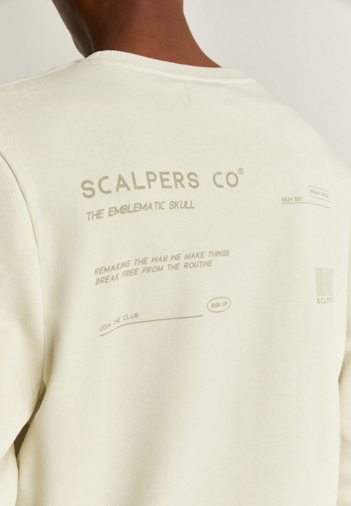 SUDADERA DETALLE PARCHE PECHO