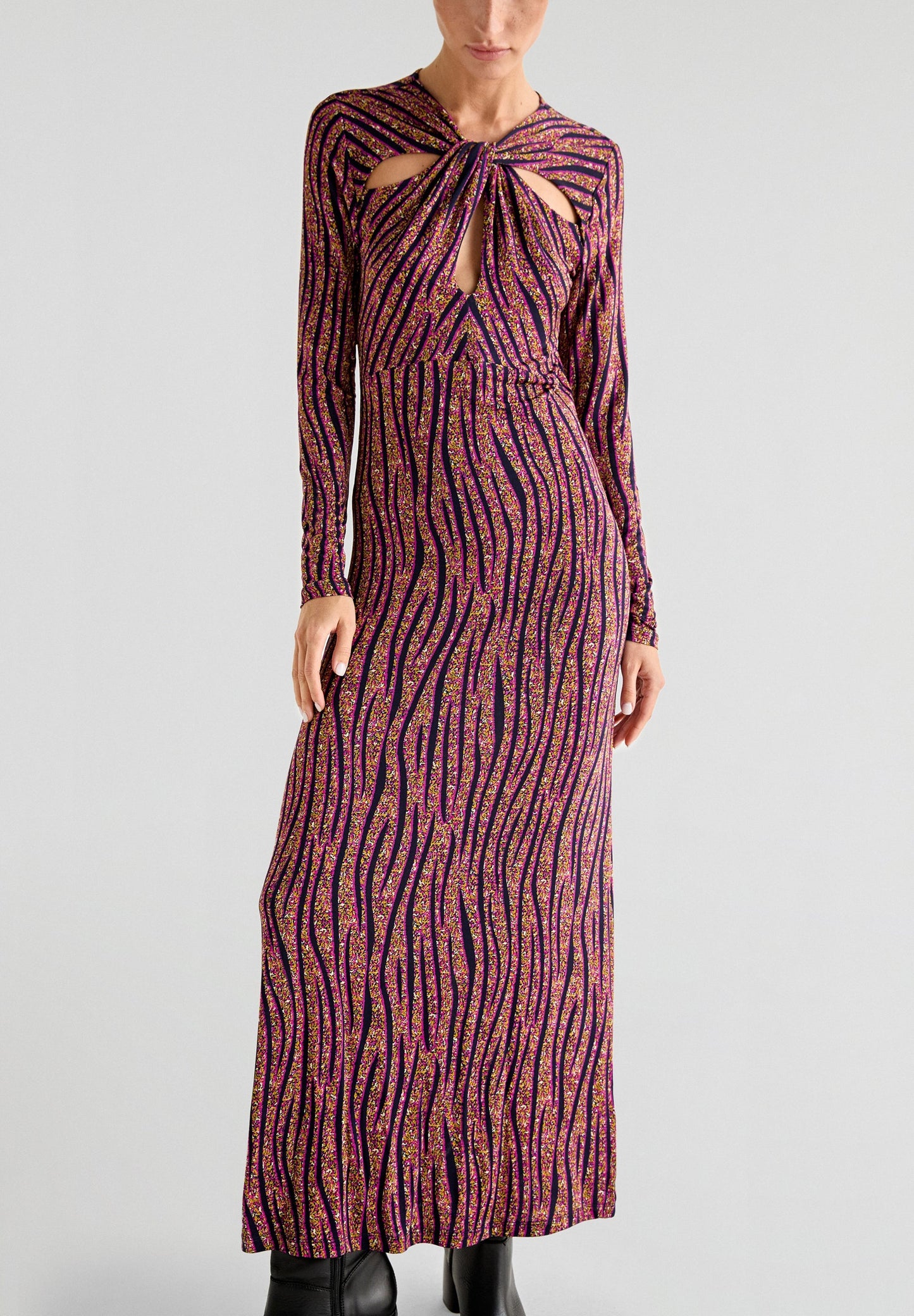 VESTIDO ESCOTE ABERTURAS