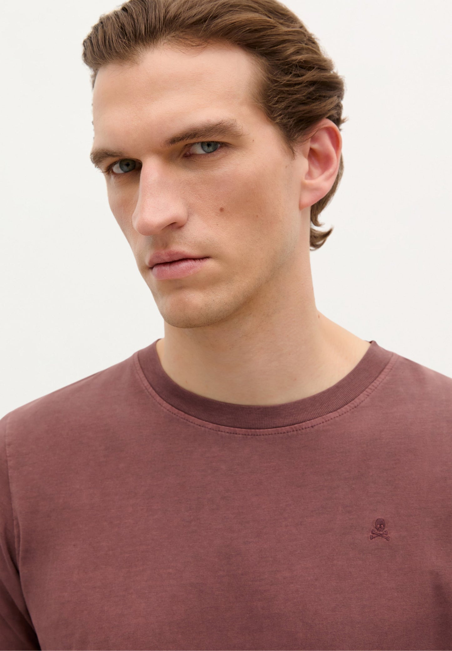 CAMISETA CALAVERA BORDADA TONO