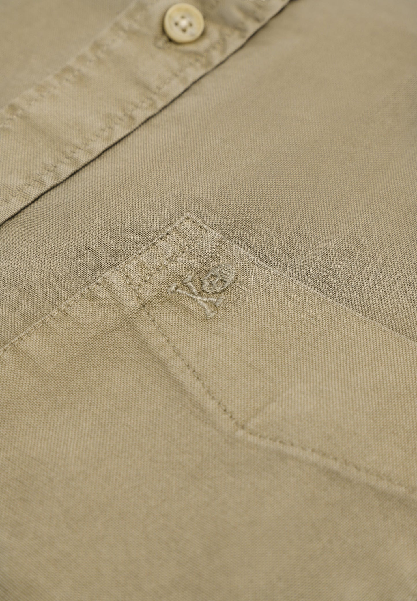 CAMISA CALAVERA CUELLO BOTONES