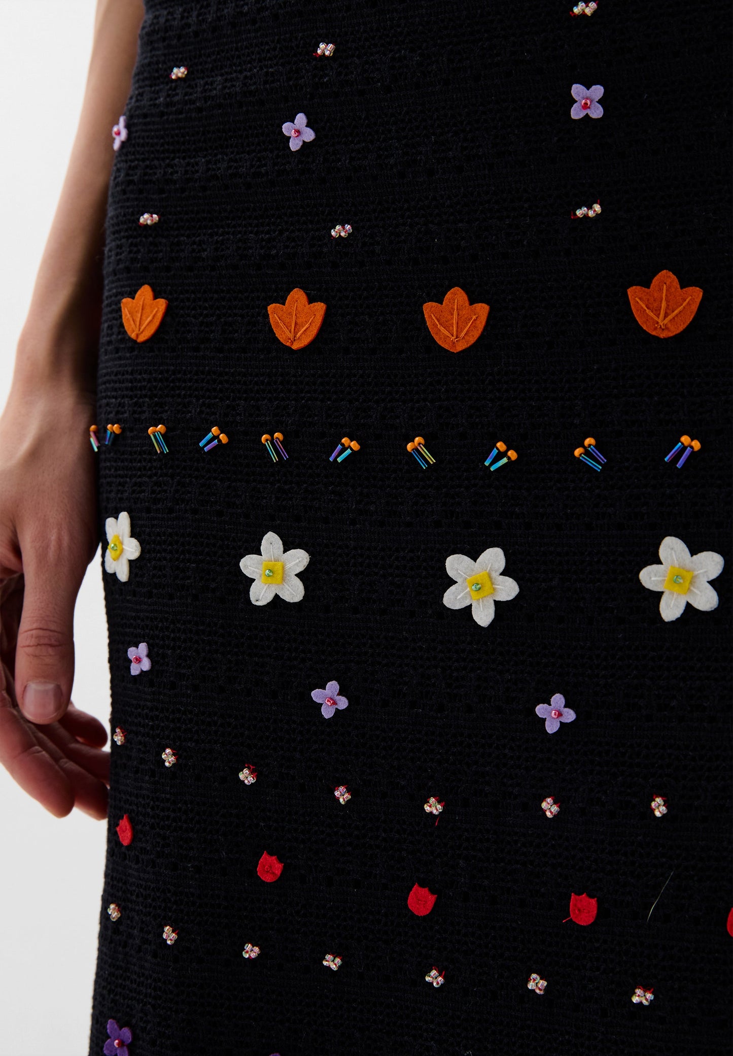 FALDA PUNTO DETALLES BORDADOS