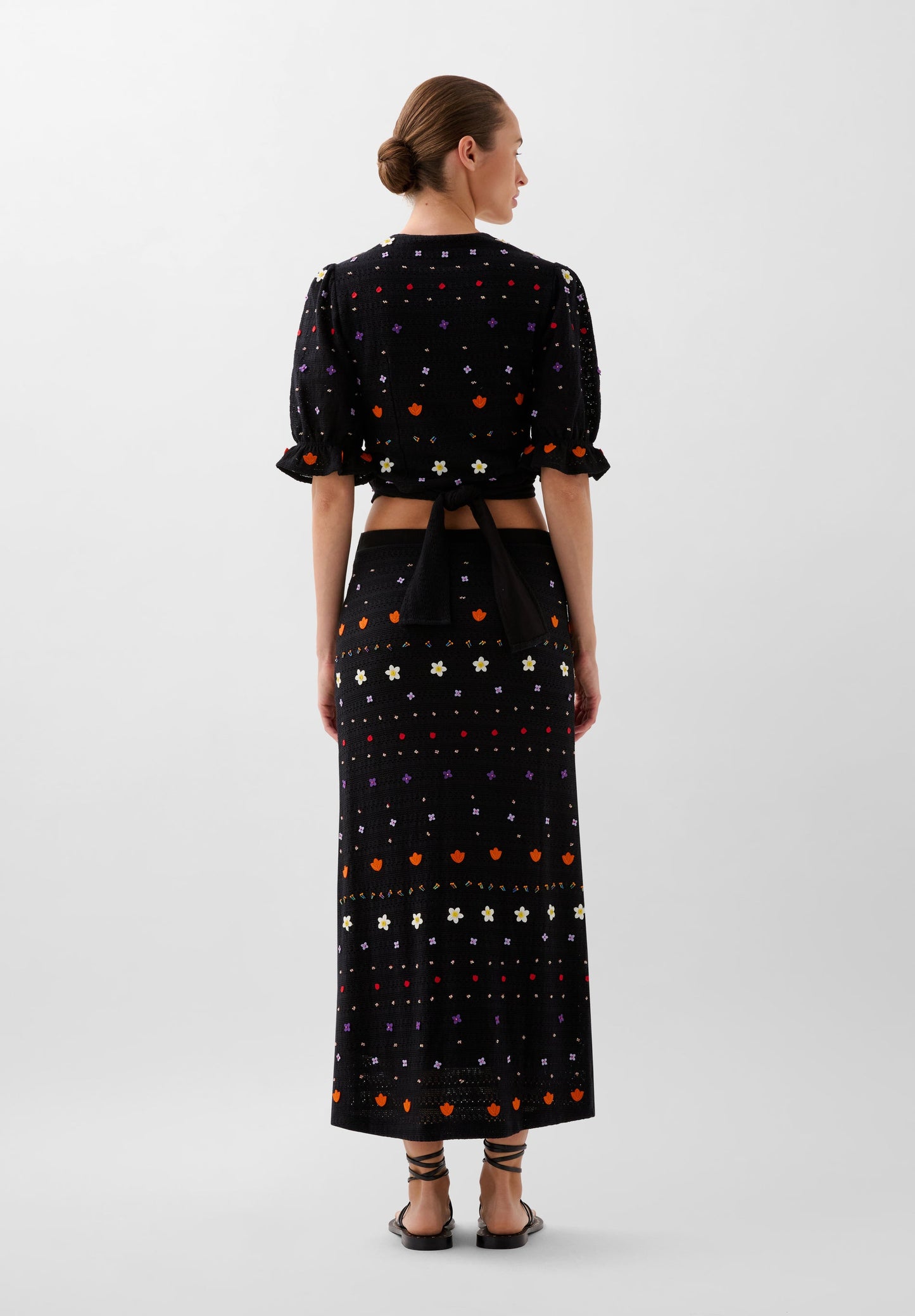 FALDA PUNTO DETALLES BORDADOS