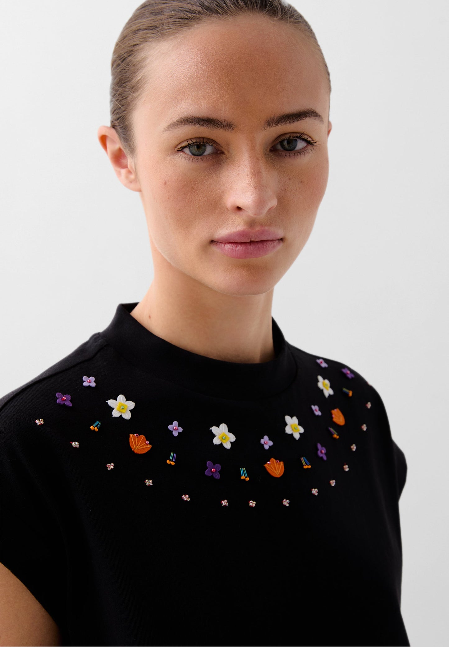 TOP CROPPED DETALLES BORDADOS