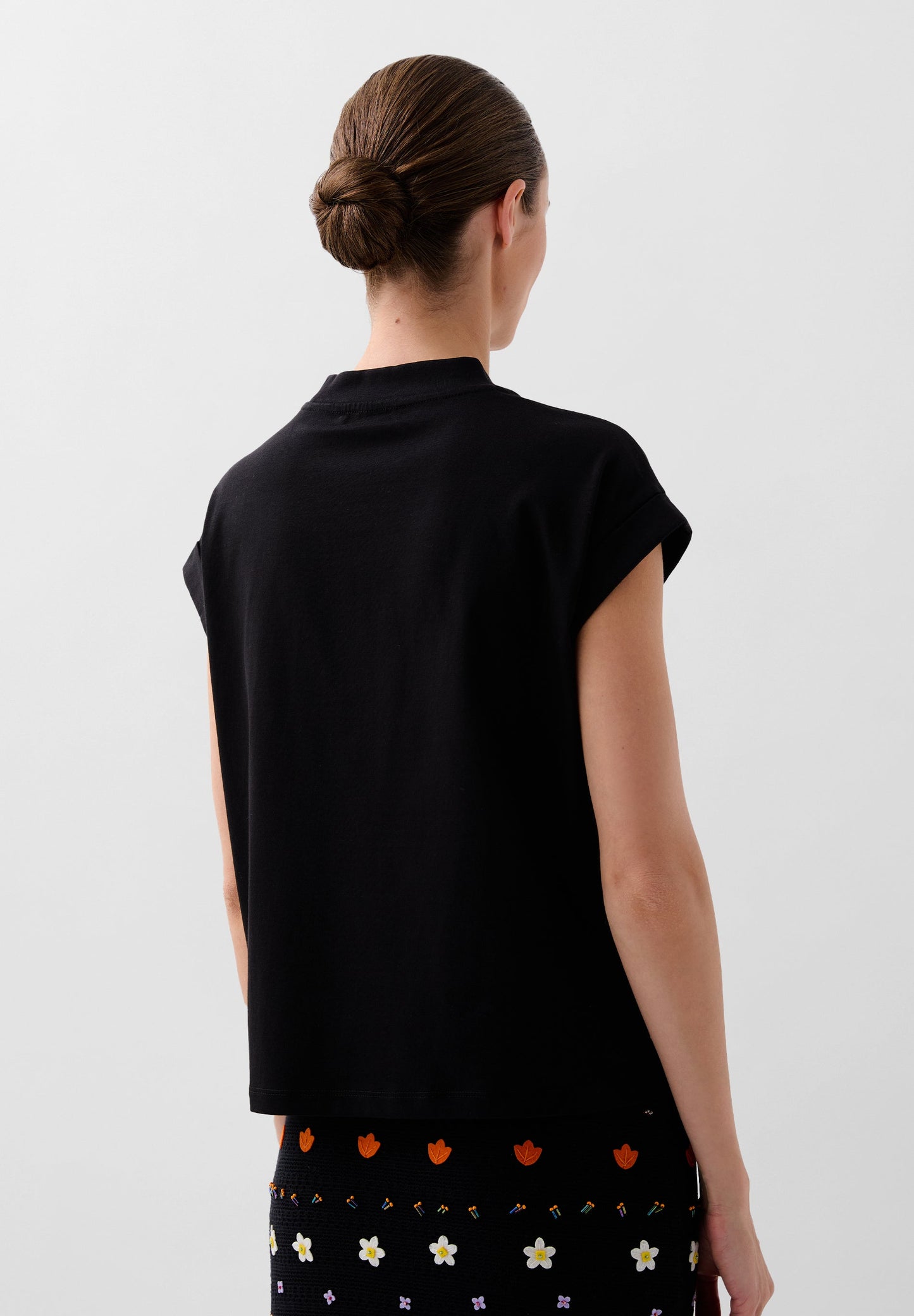 TOP CROPPED DETALLES BORDADOS