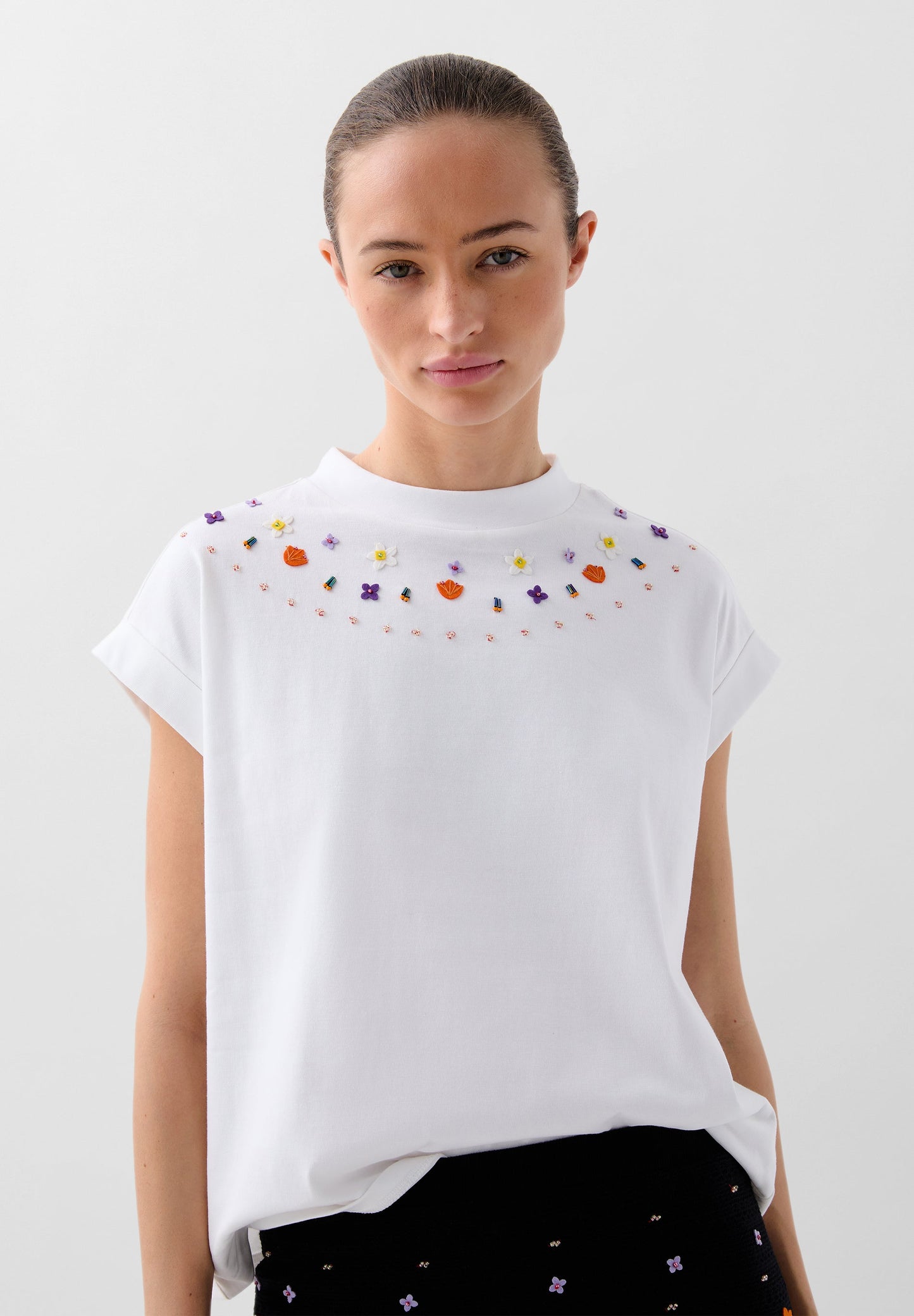 TOP CROPPED DETALLES BORDADOS