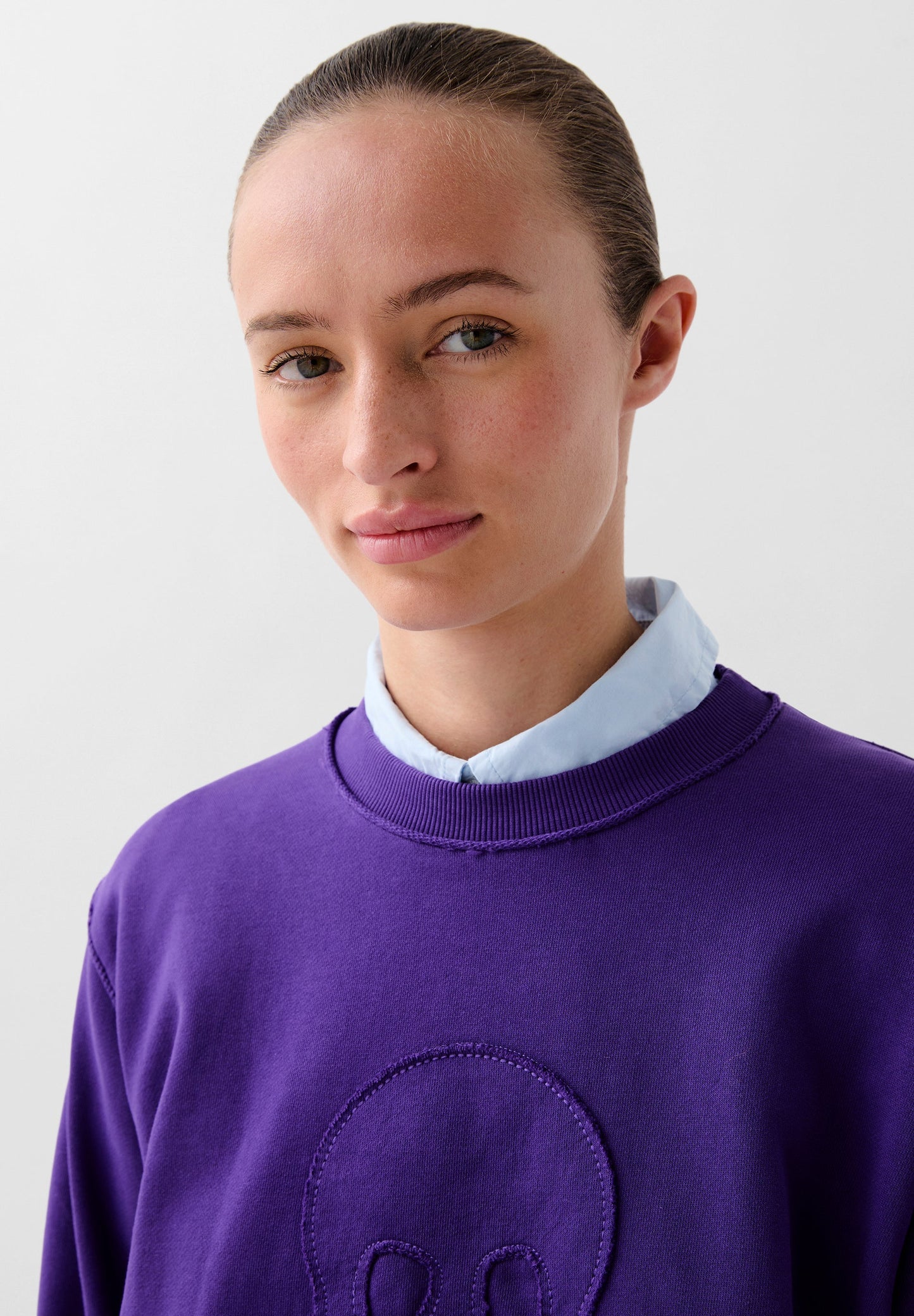 SUDADERA CALAVERA RELIEVE FRONTAL