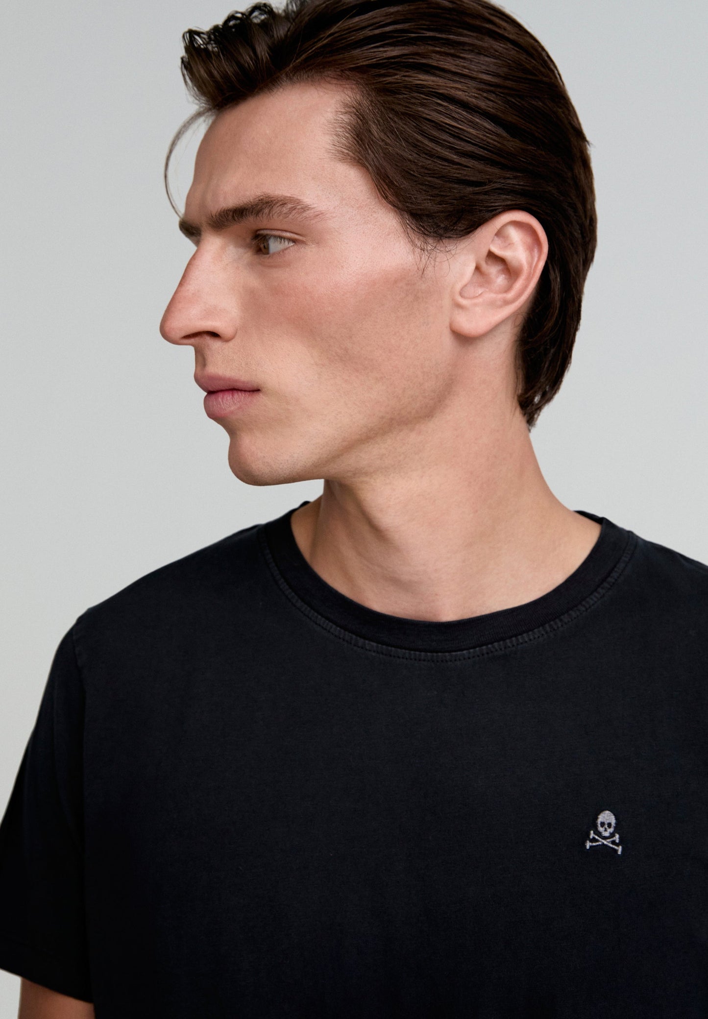 CAMISETA LAVADA CALAVERA BORDADA