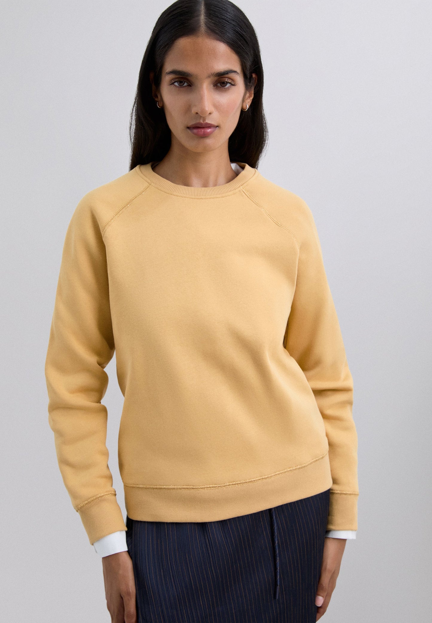 SUDADERA LOGO BORDADO TRASERO