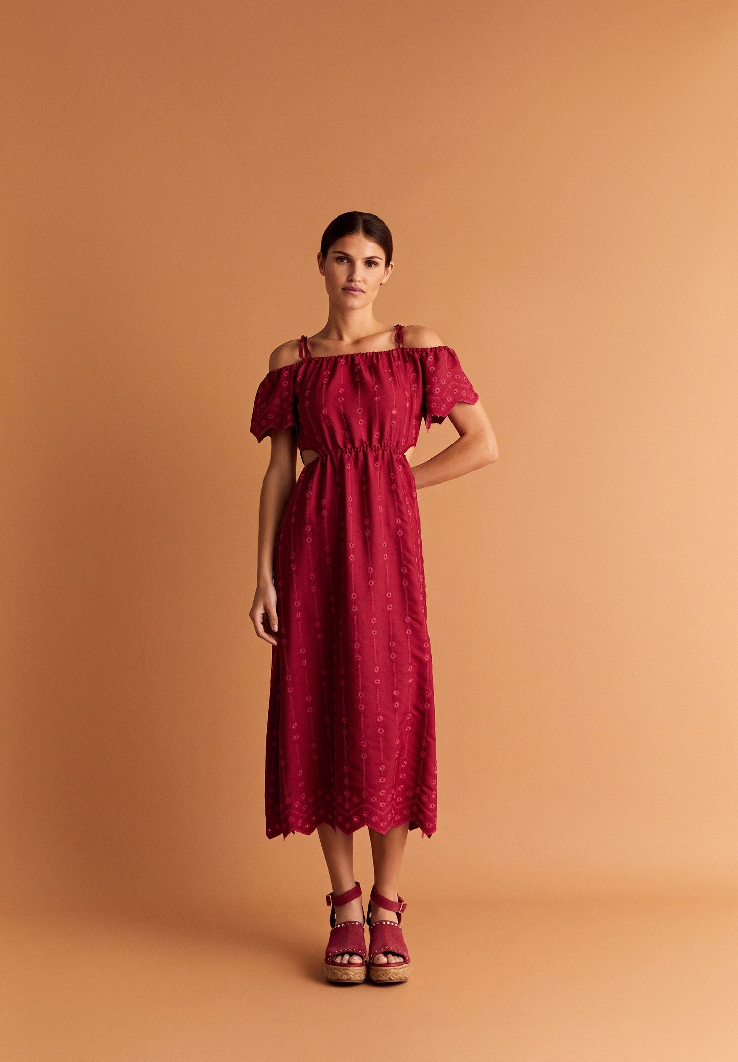 VESTIDO BORDADO HOMBRO DESCUBIERTO