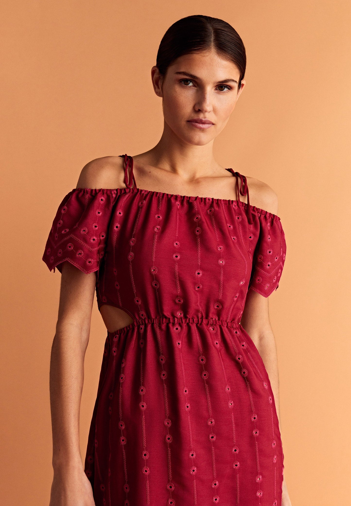 VESTIDO BORDADO HOMBRO DESCUBIERTO