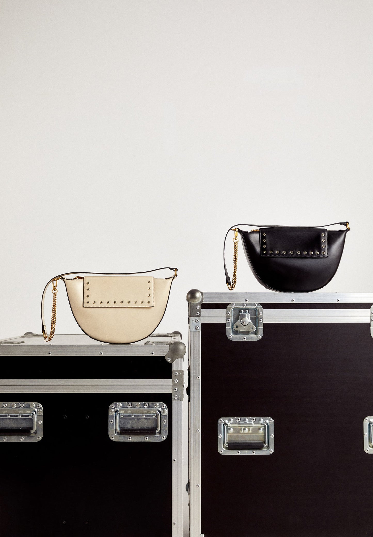 BOLSO PIEL MEDIA LUNA CRISTALES