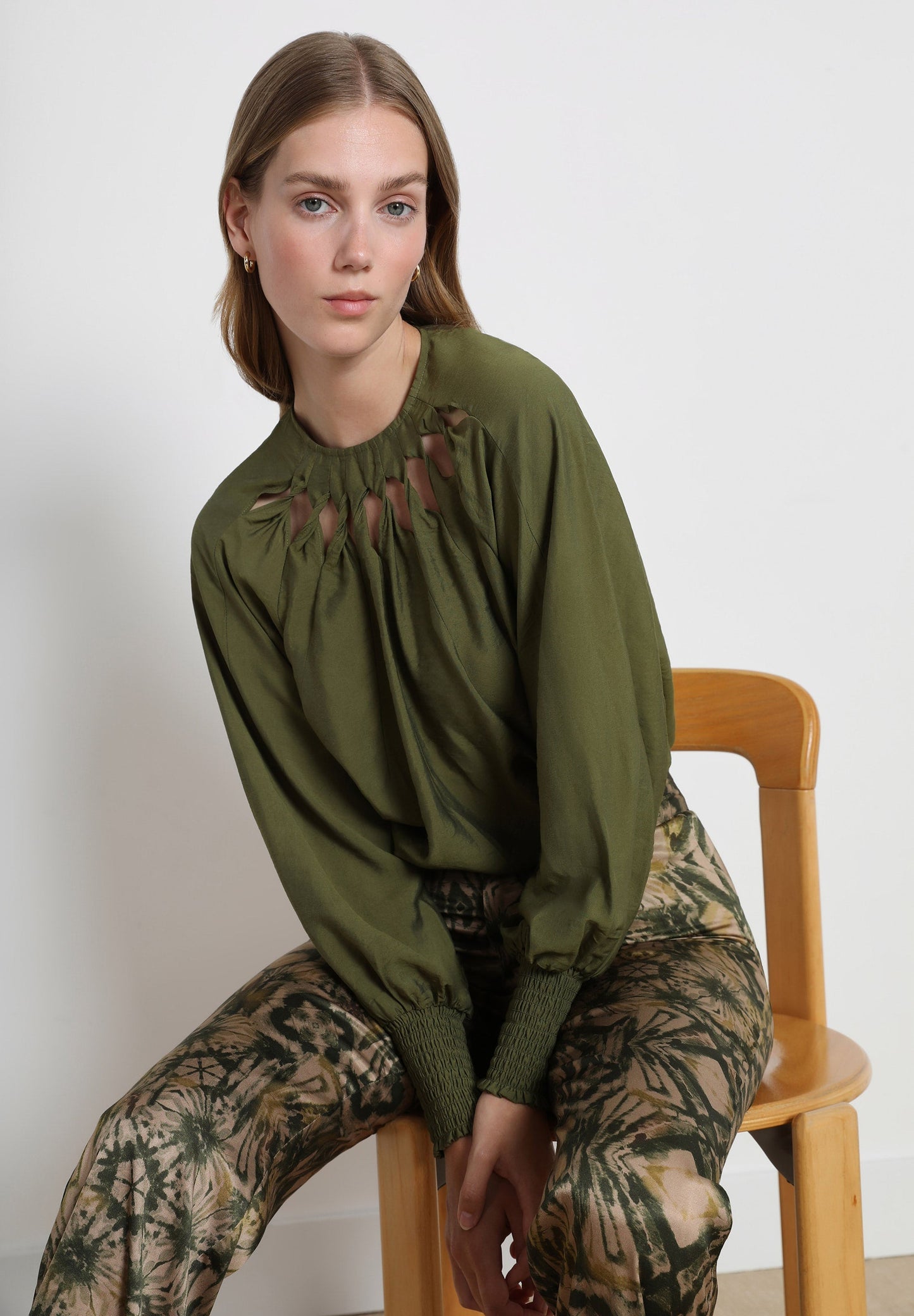 BLUSA DETALLE ABERTURAS