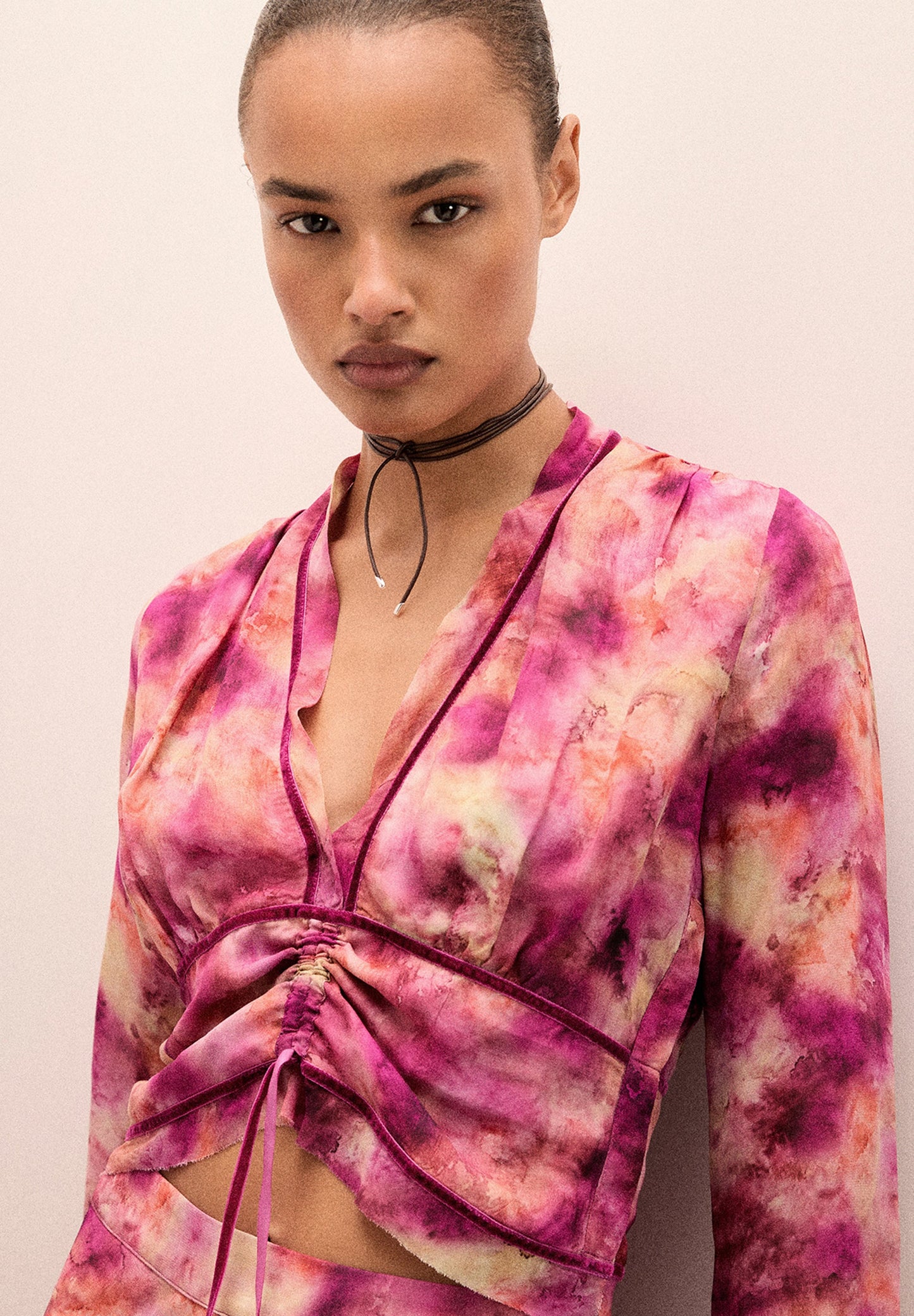 BLUSA TIE DYE RIBETE TERCIOPELO