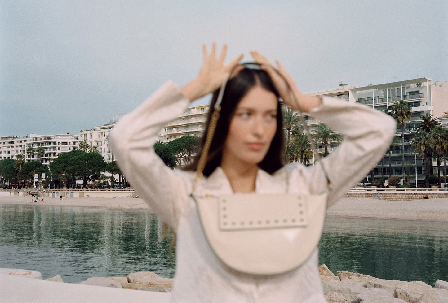 BOLSO PIEL MEDIA LUNA CRISTALES