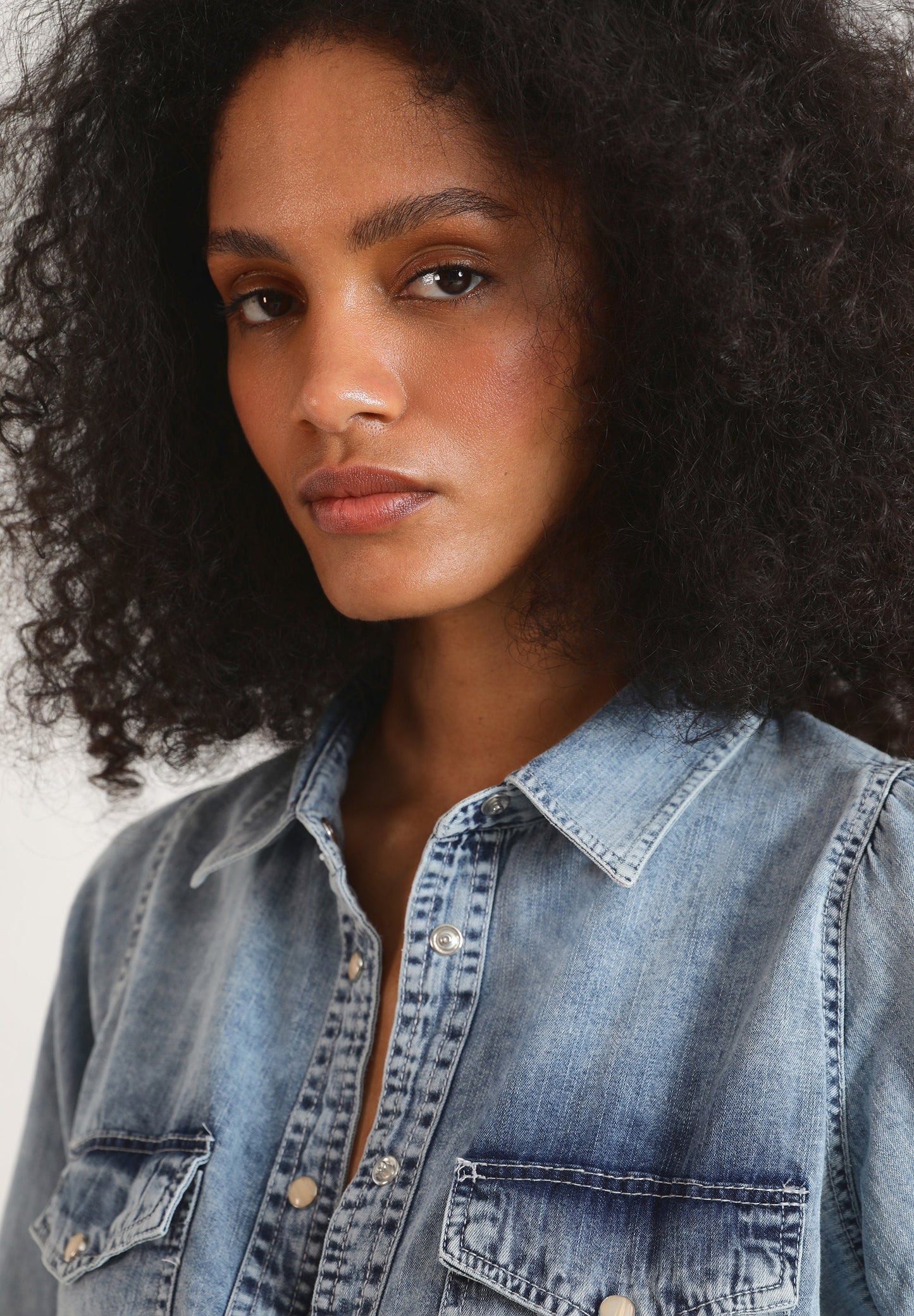 CAMISA JEAN LAVADA BOLSILLOS