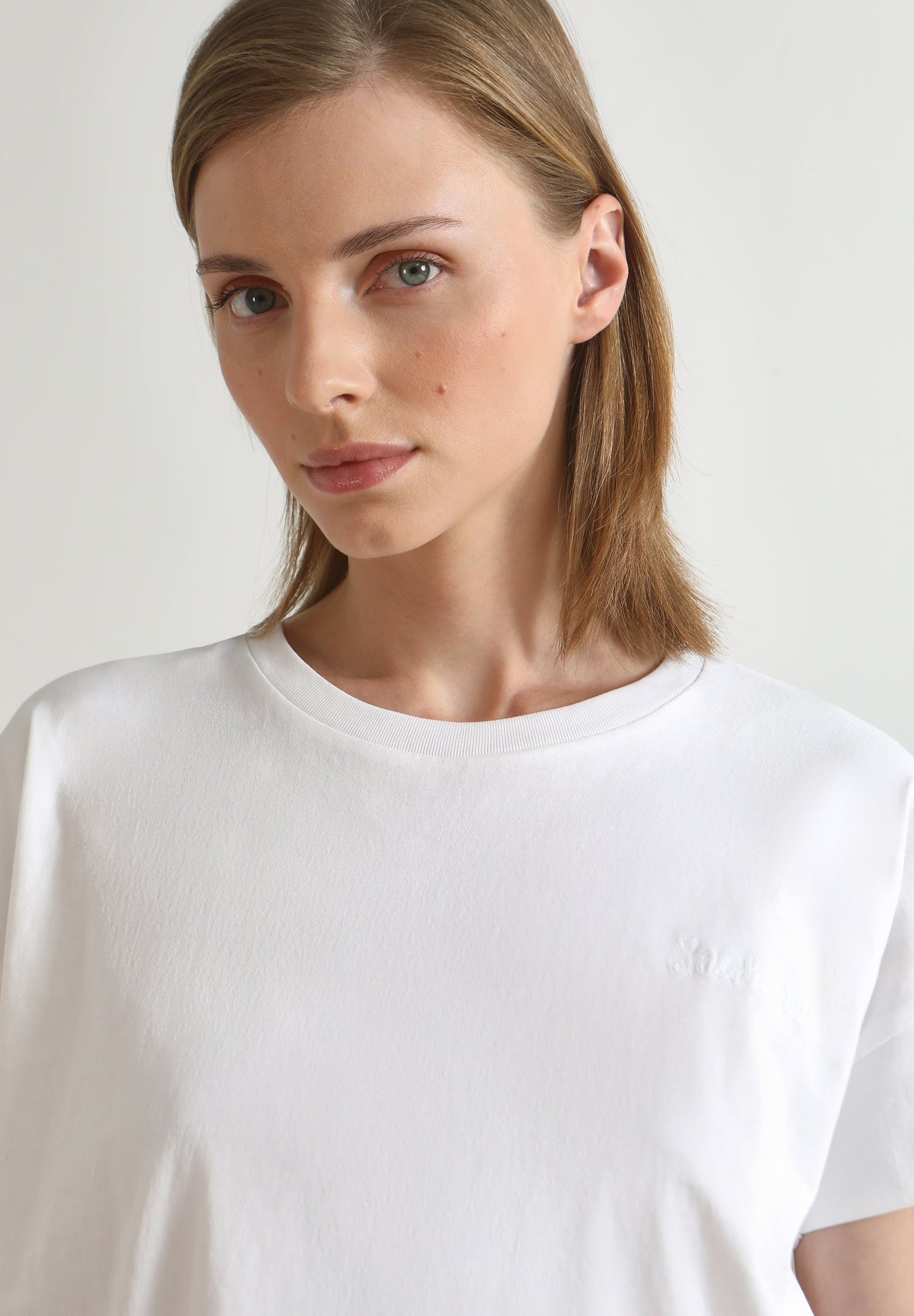 CAMISETA LOGO BORDADO