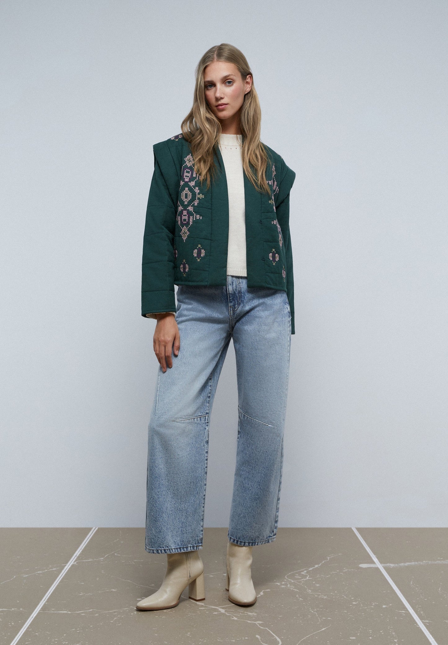 CHAQUETA GUATEADA DETALLES BORDADOS