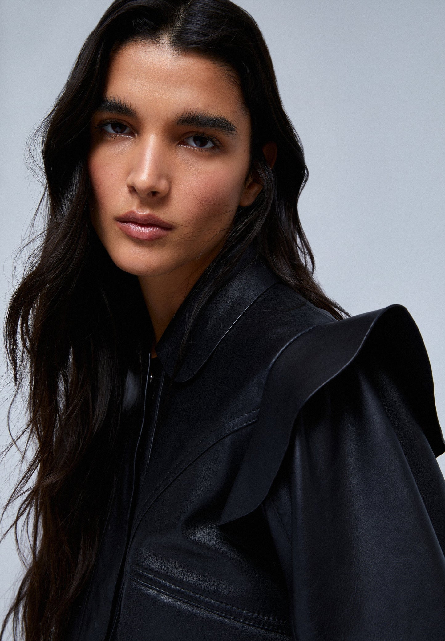 CHAQUETA PIEL VOLANTE HOMBRO