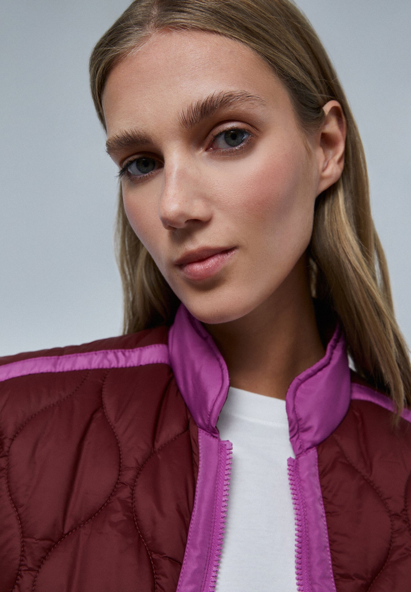 CHALECO ACOLCHADO DETALLES CONTRASTE