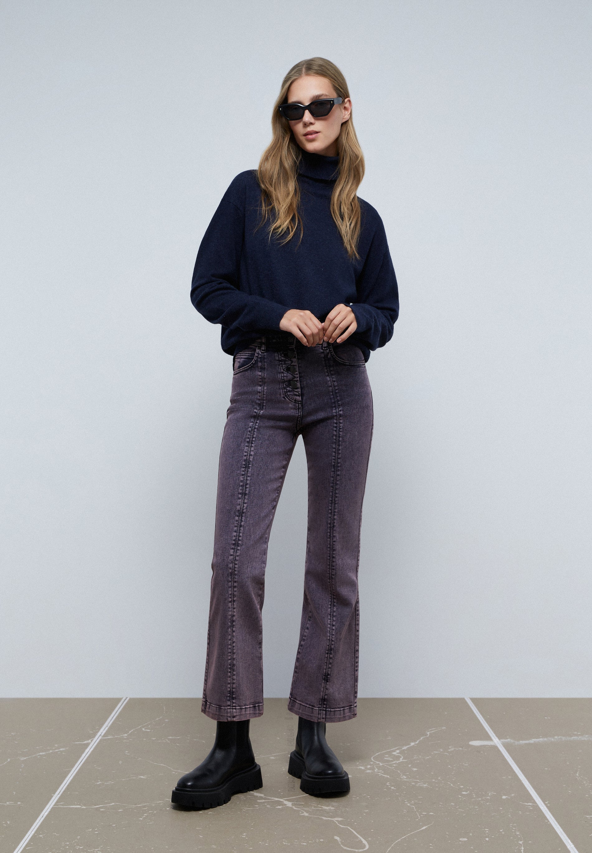 JEANS ANKLE FLARE COSTURAS