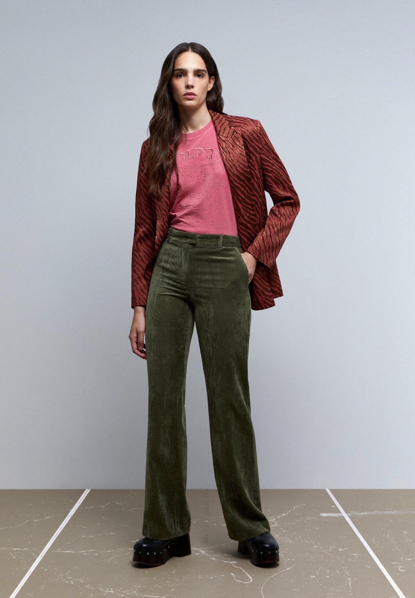 CAMISETA DIBUJO BORDADO