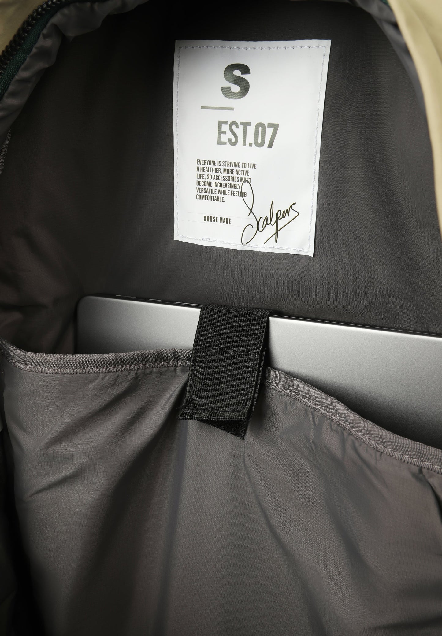 MOCHILA DETALLE CORDÓN FRONTAL