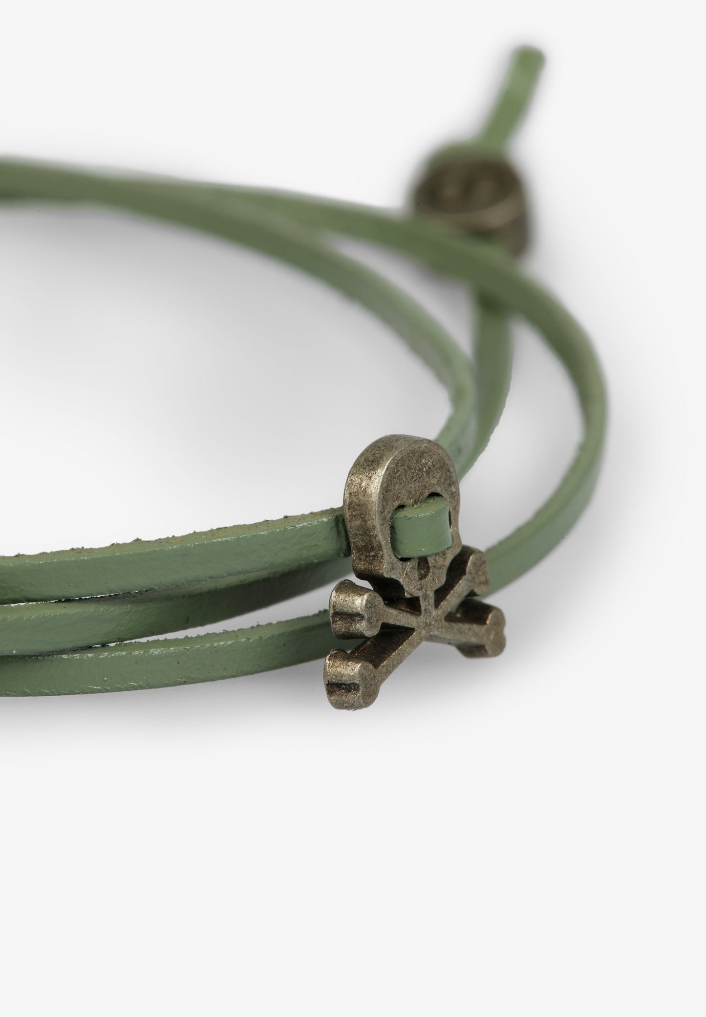 PULSERA CALAVERA CORDÓN PIEL