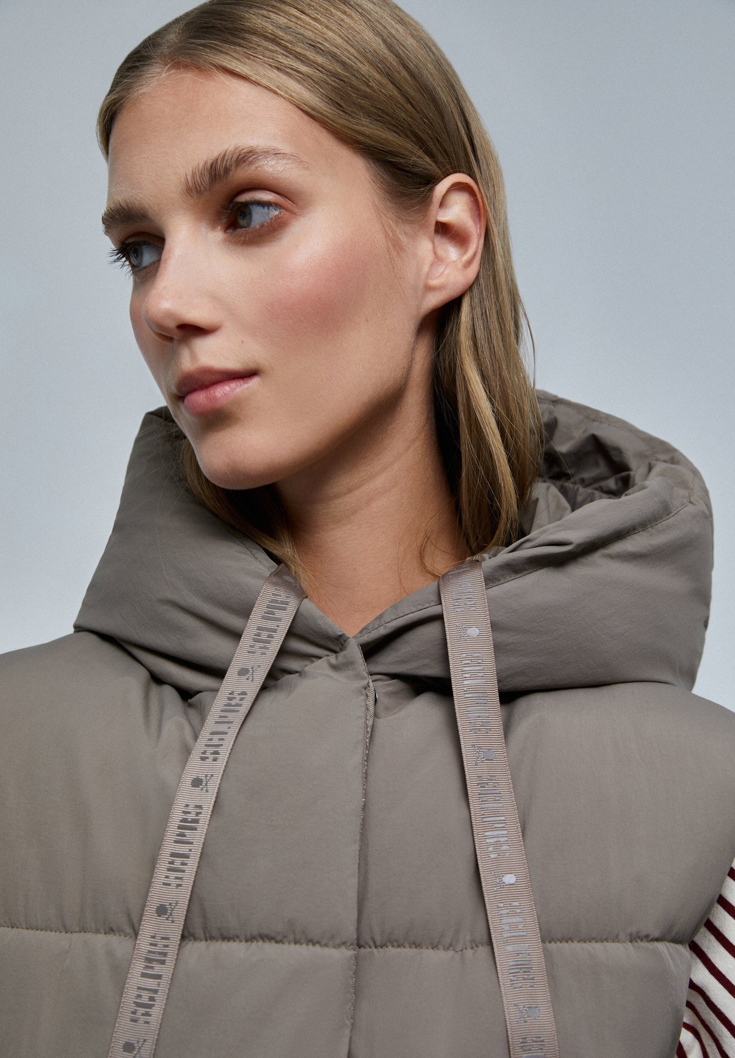 CHALECO ACOLCHADO CAPUCHA