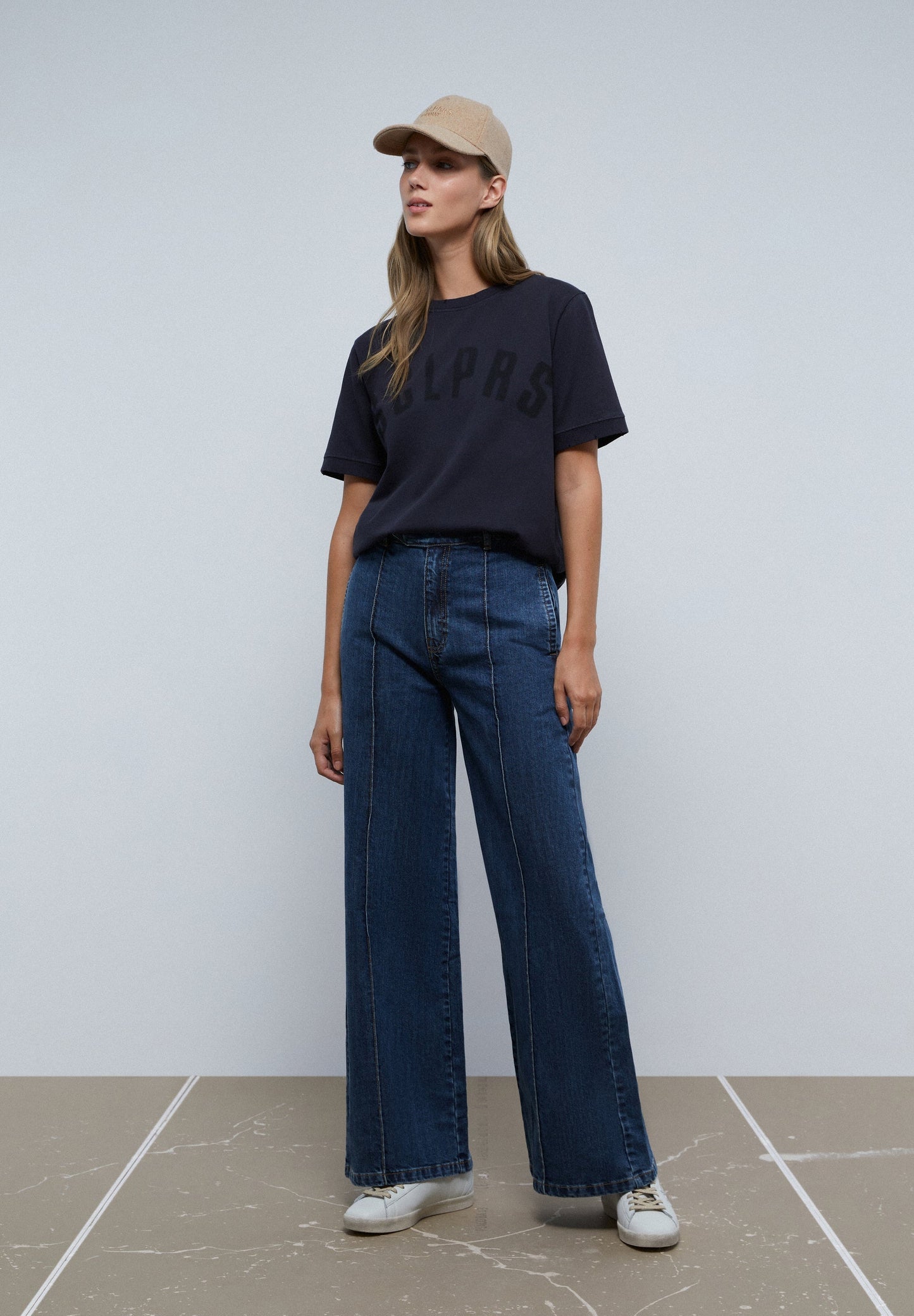 CAMISETA LOGO DETALLE ROTOS