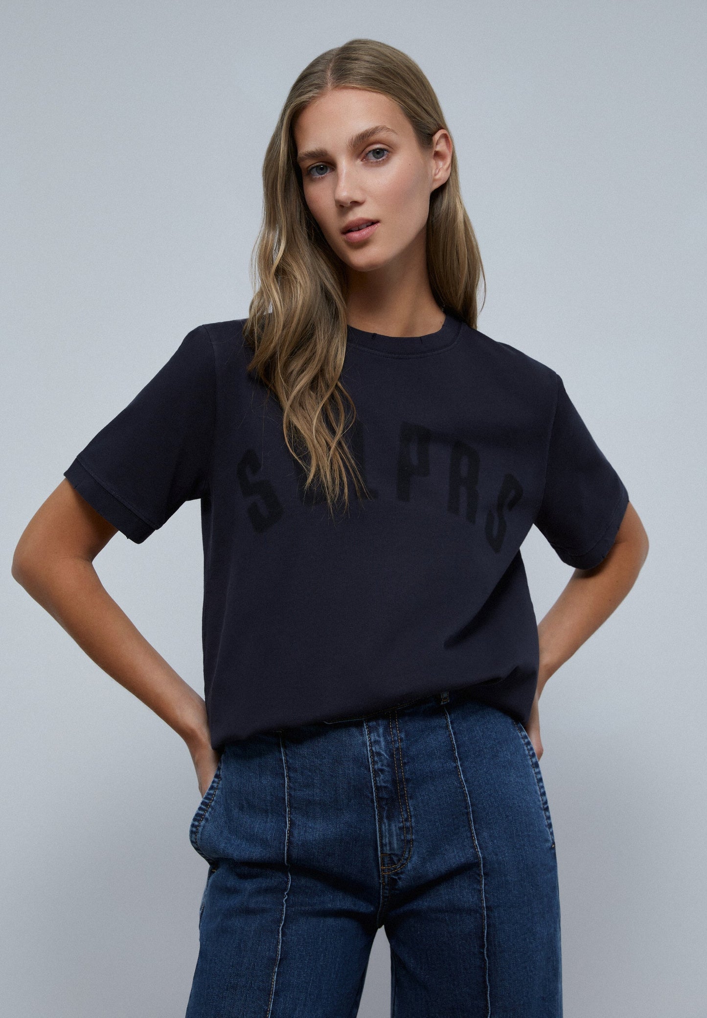 CAMISETA LOGO DETALLE ROTOS