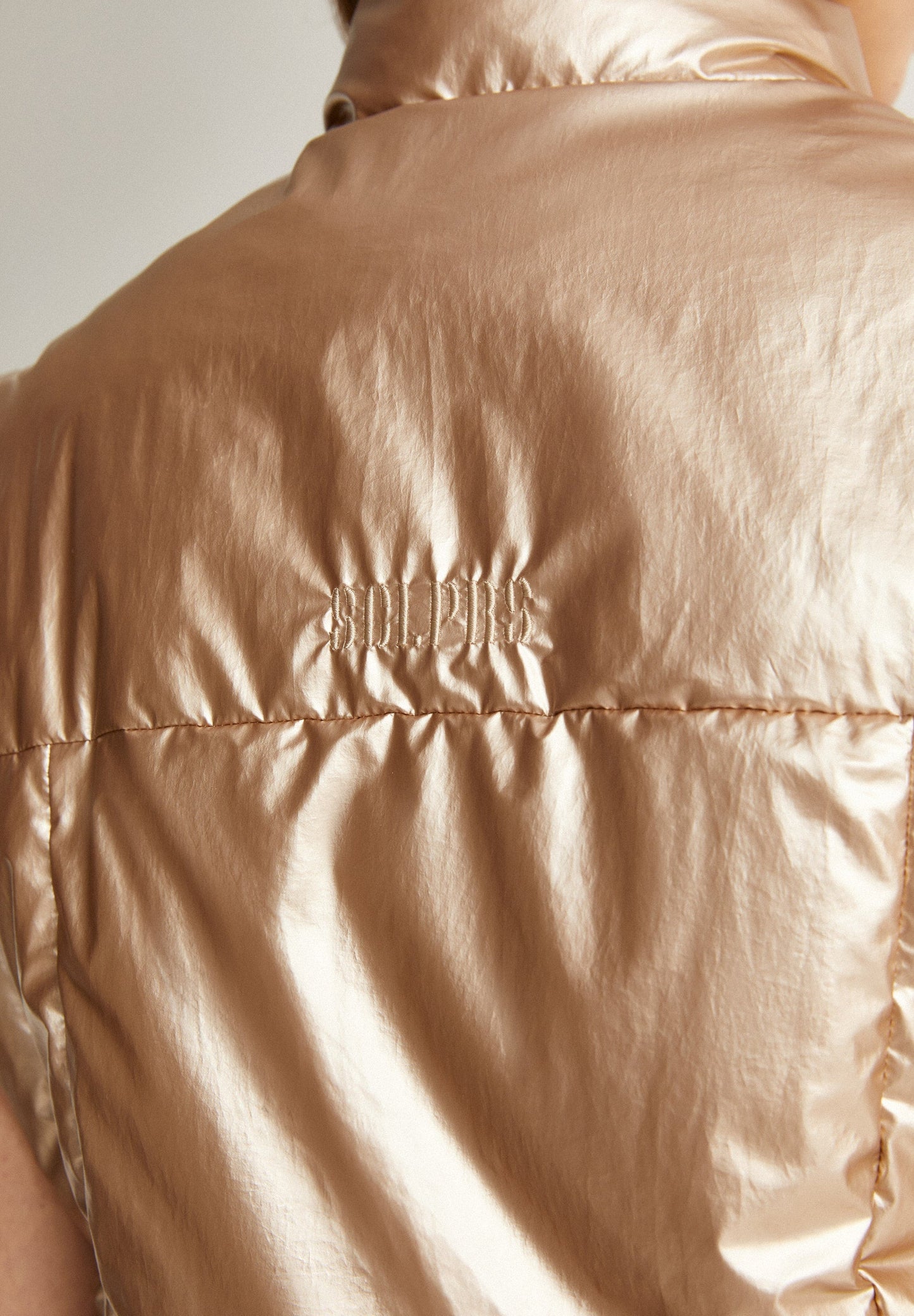 CHALECO ACOLCHADO DETALLE LAZOS