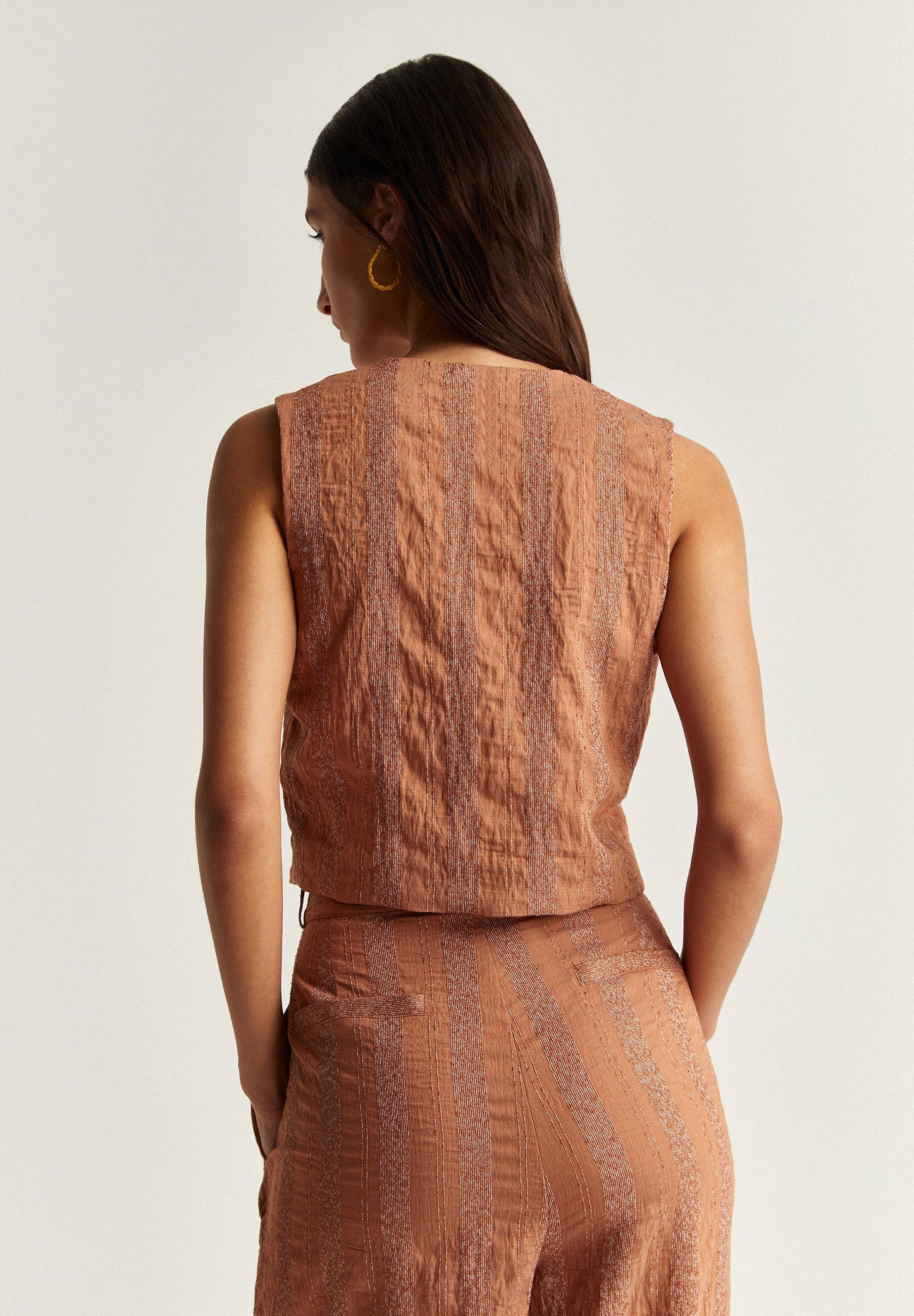 CHALECO RAYAS DETALLES BORDADOS